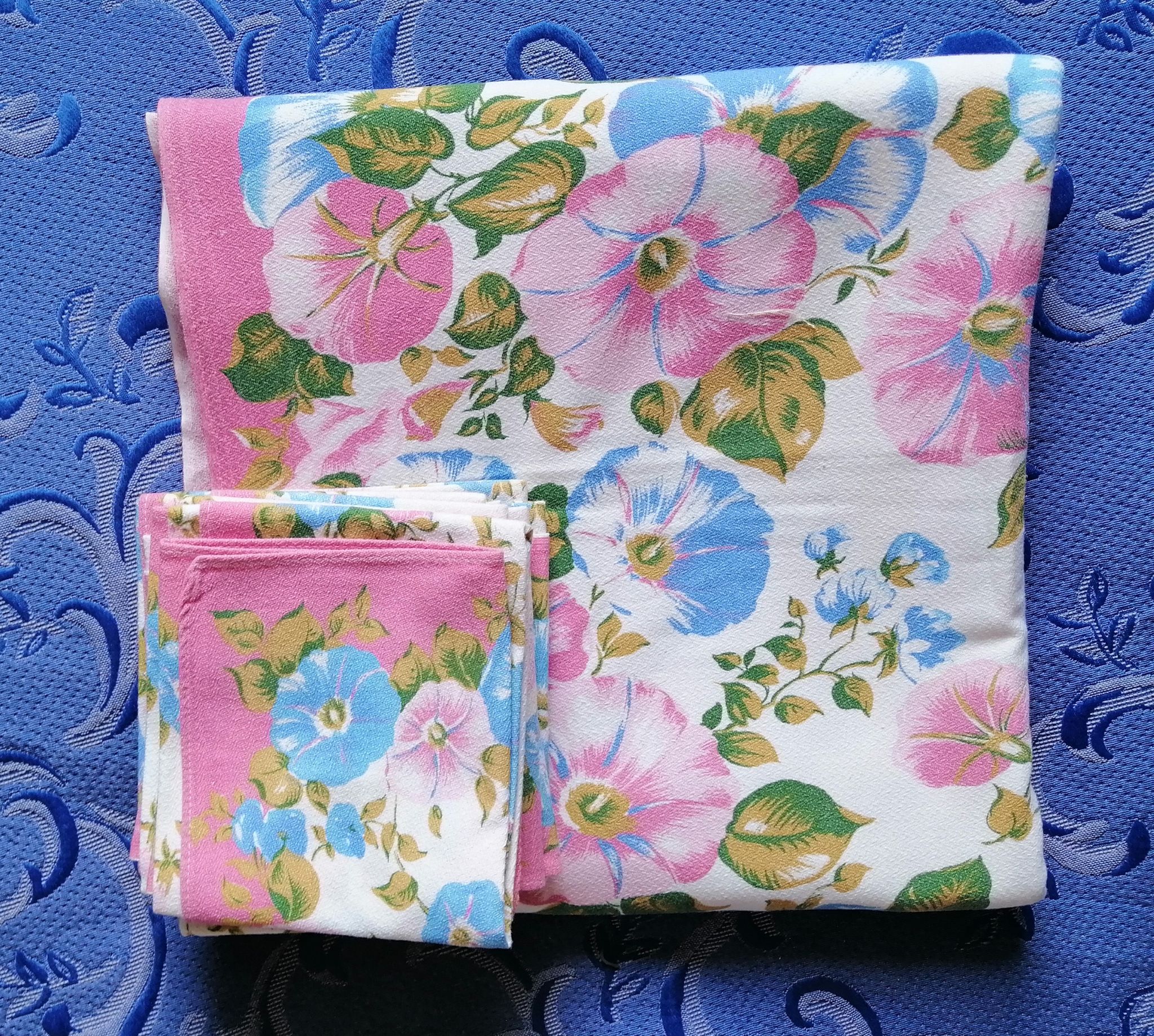 Lot 1 tablecloth & 11 country towels