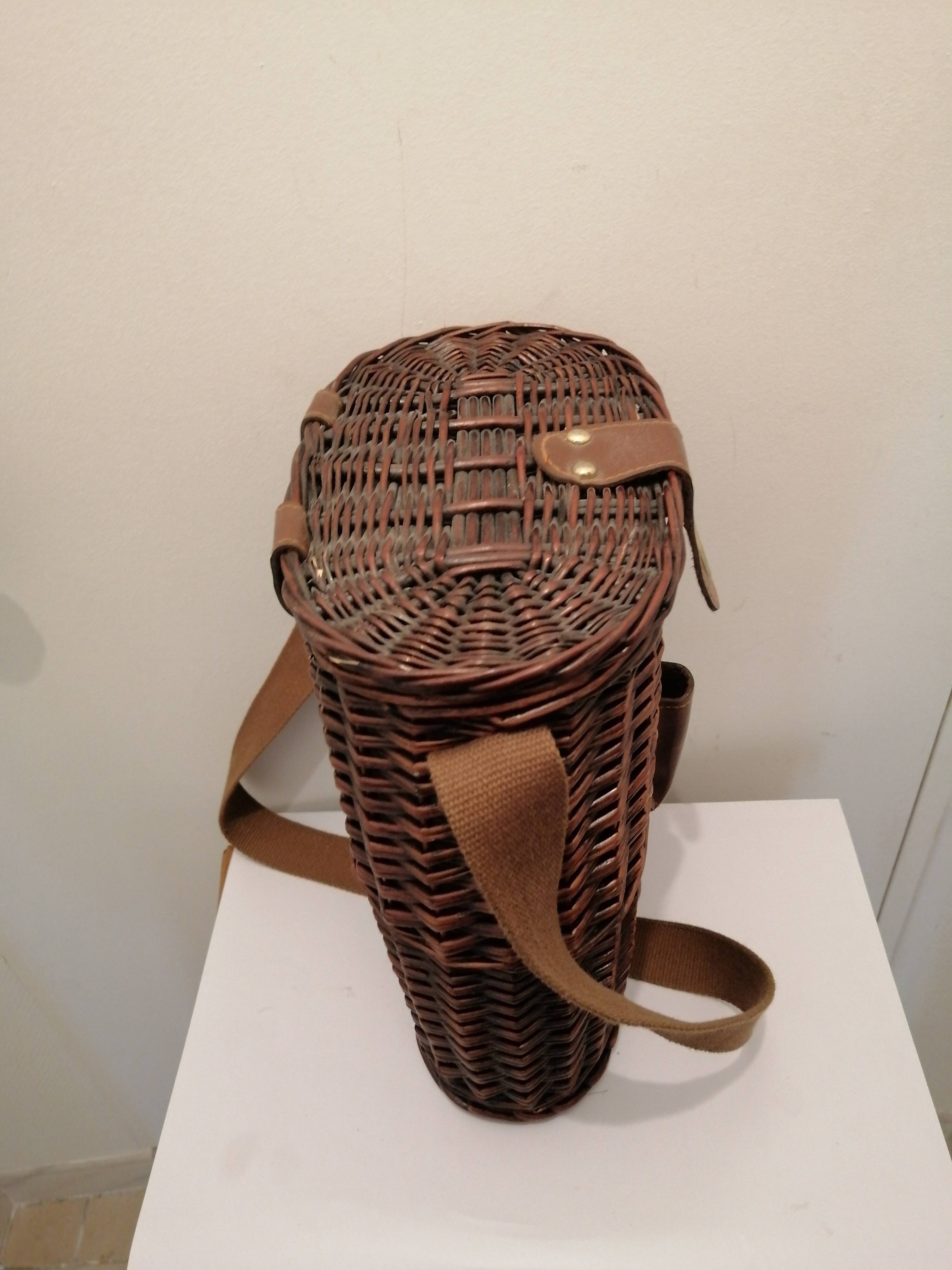 Wicker wine bottle holder basket