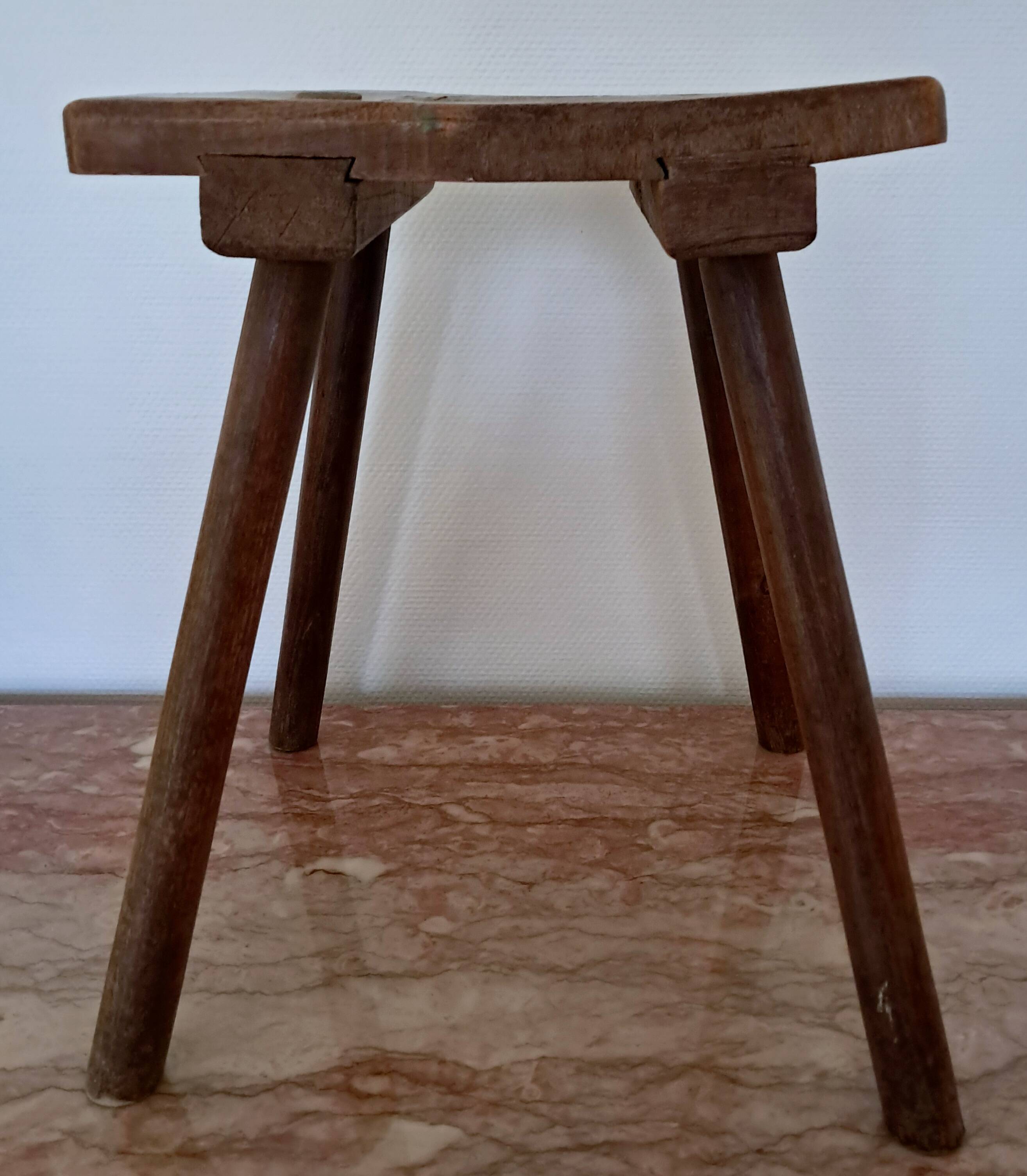 Tabouret de traite, art paysan (XIXe siècle)