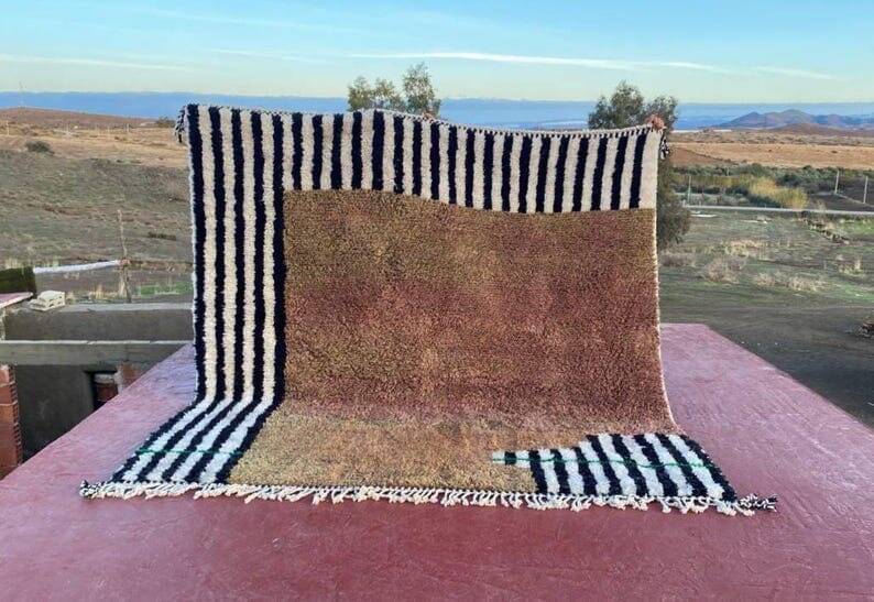 Moroccan rug from Oued Zam, handmade, traditional size 150 x 250 cm.