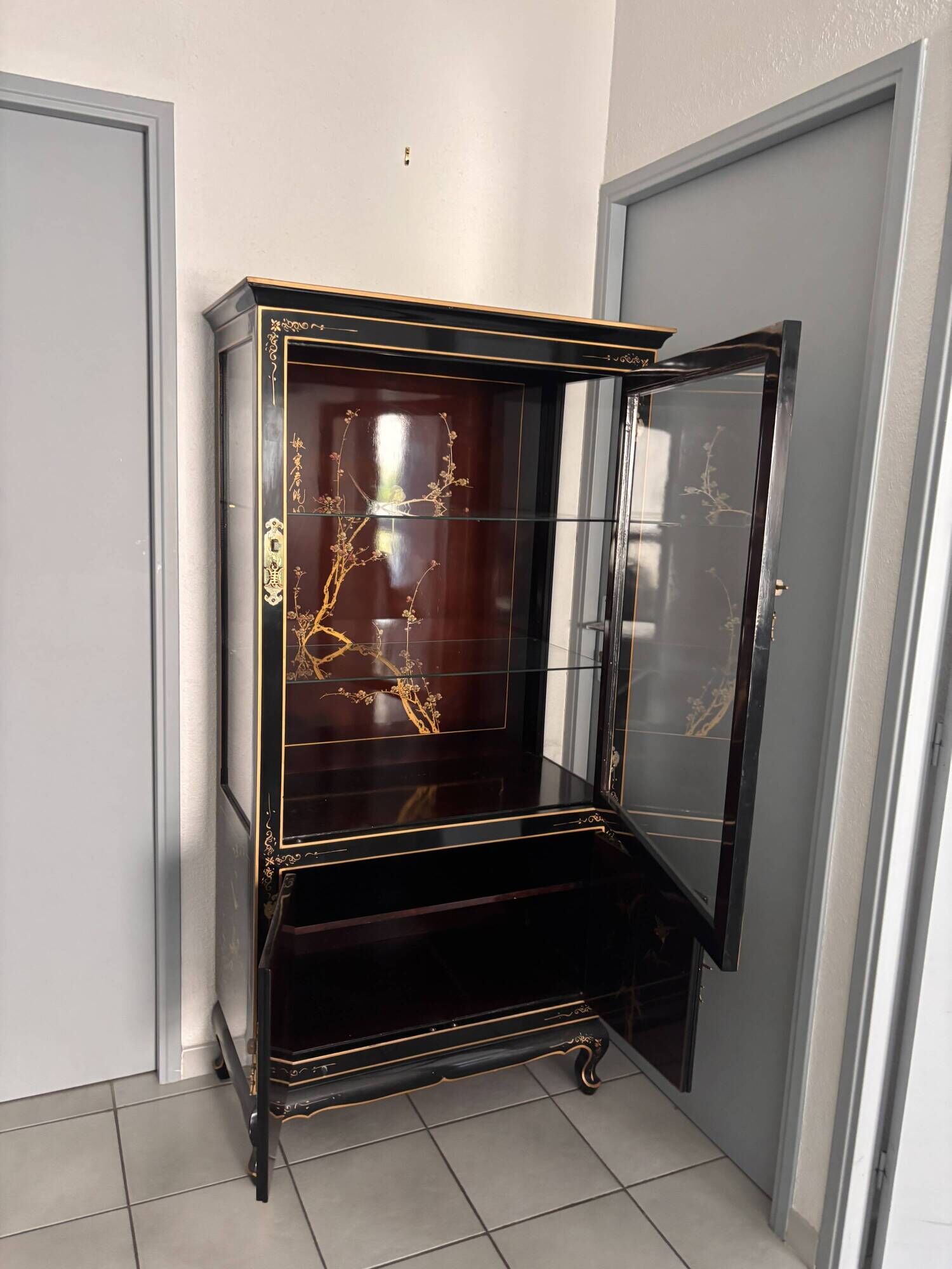 Large Asian Showcase in Black and Gold Lacquer - Display Cabinet