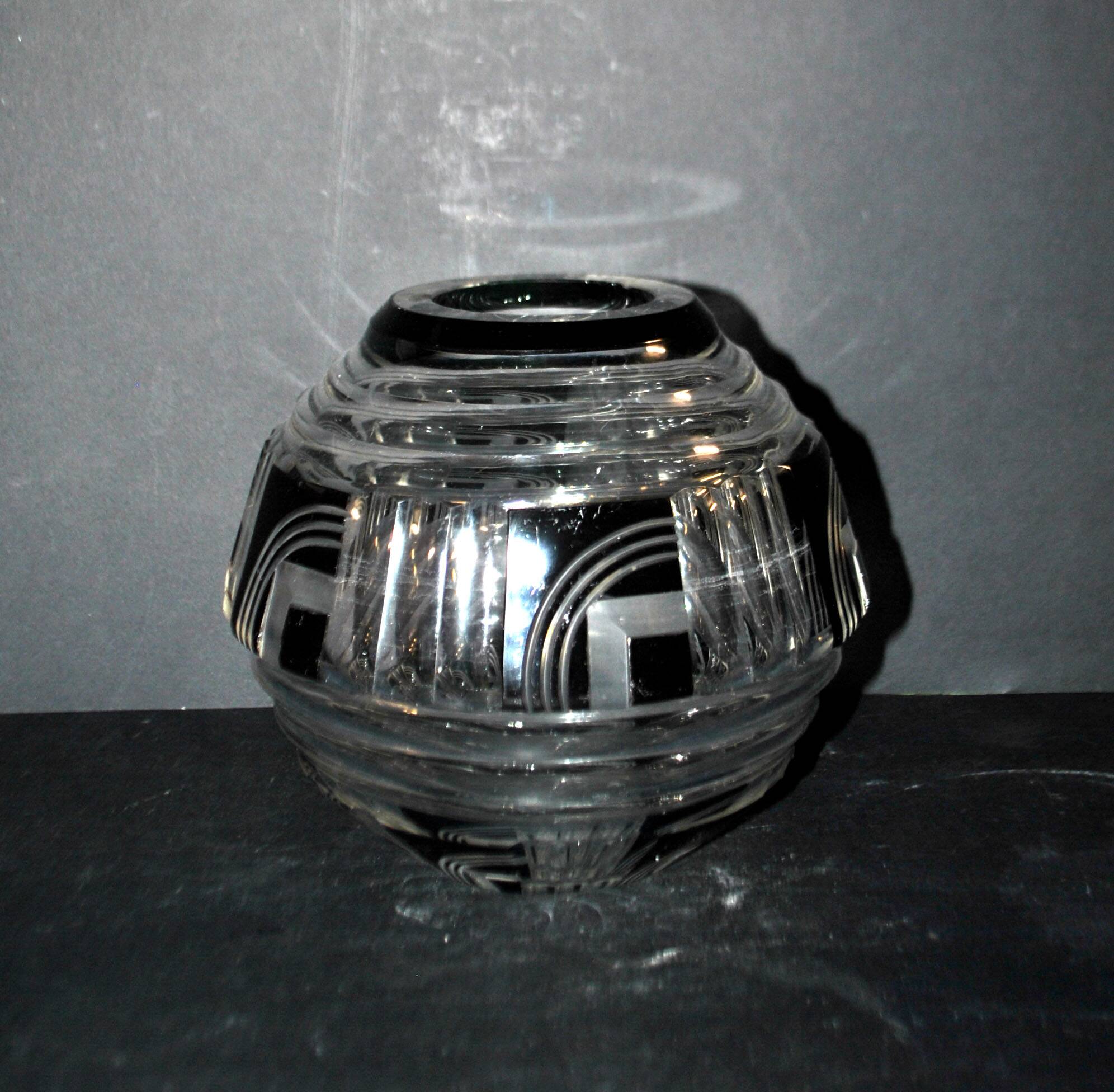 Art Deco round vase in black overlay crystal 1930-1940 Val Saint Lambert?