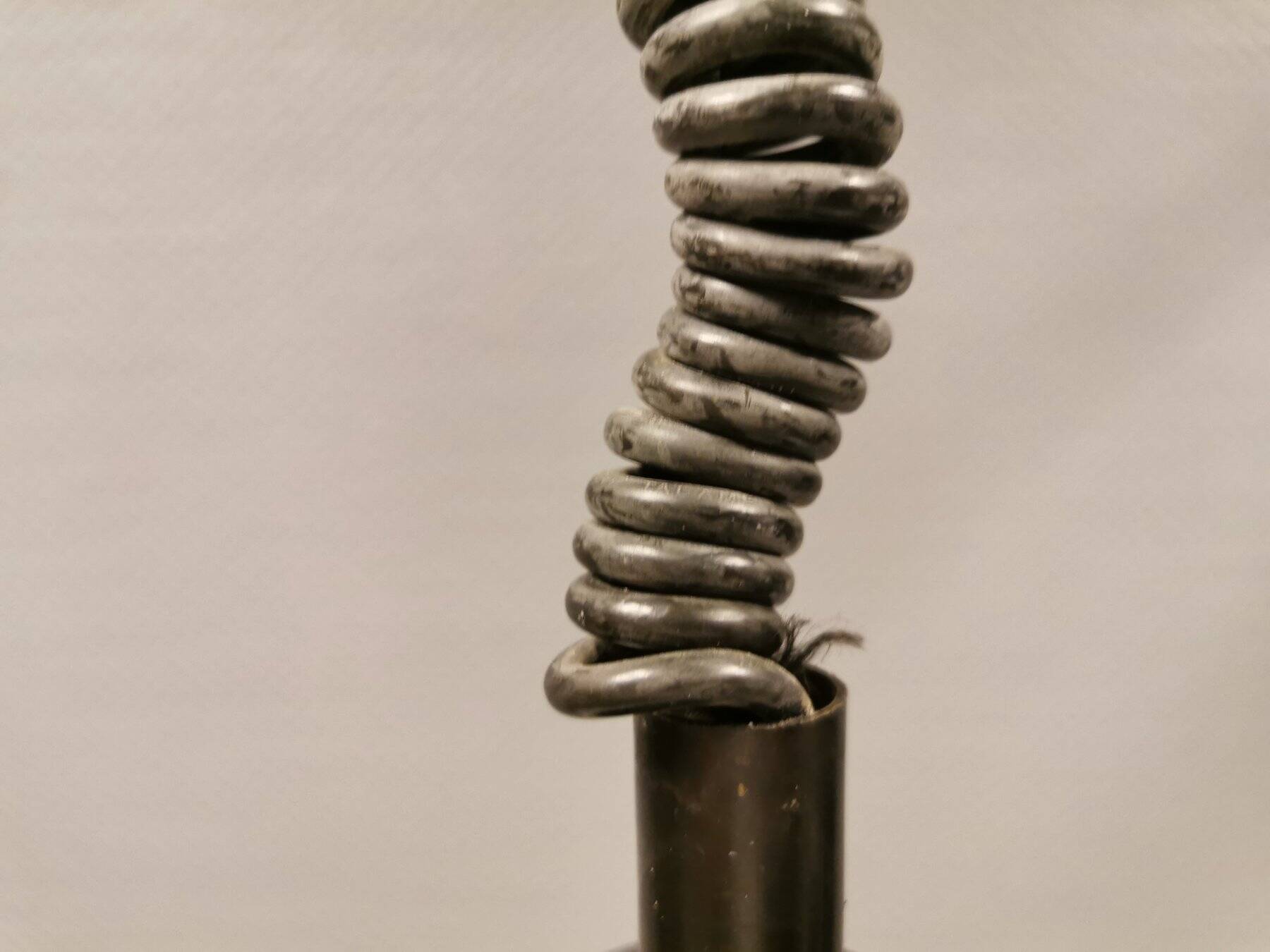 Lampe suspendue, en plastique blanc laiteux avec dessus/suspension noir, probablement danoise.