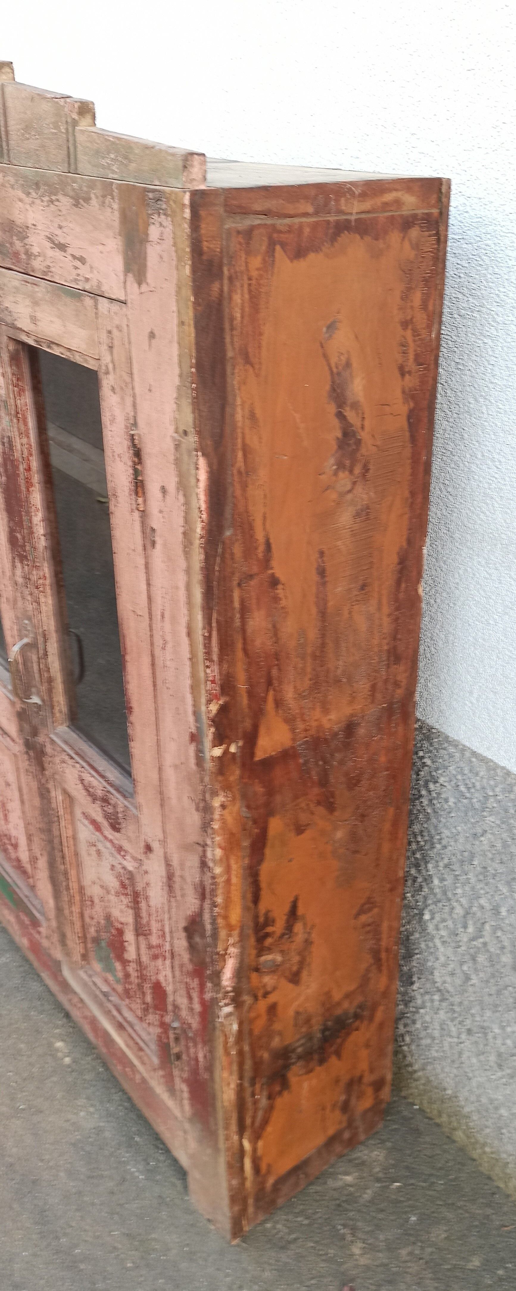 Armoire en bois rose avec portes vitrées