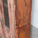 Armoire en bois rose avec portes vitrées