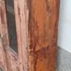 Armoire en bois rose avec portes vitrées