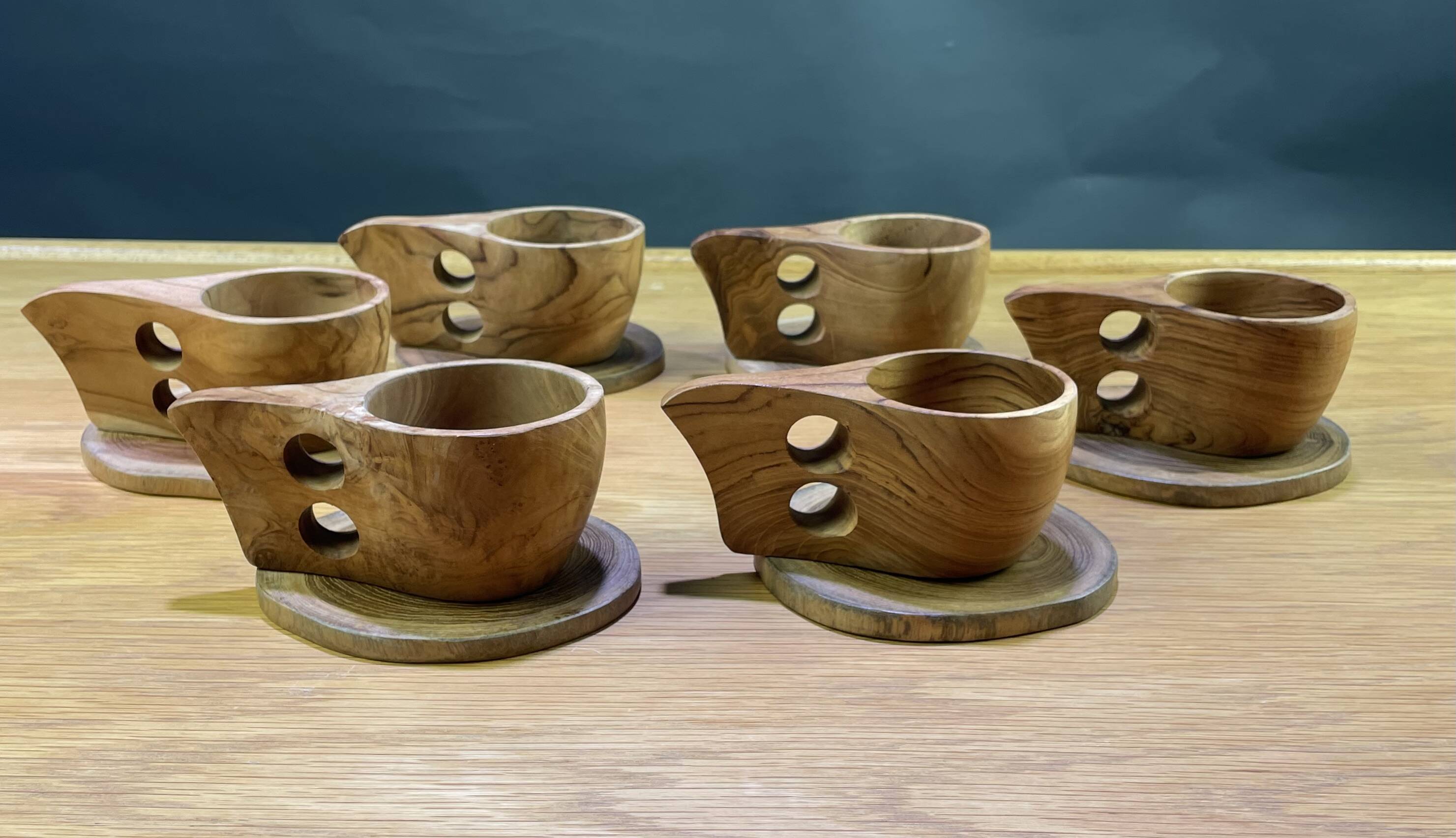 Service de tasses en bois avec soucoupes