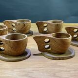 Service de tasses en bois avec soucoupes