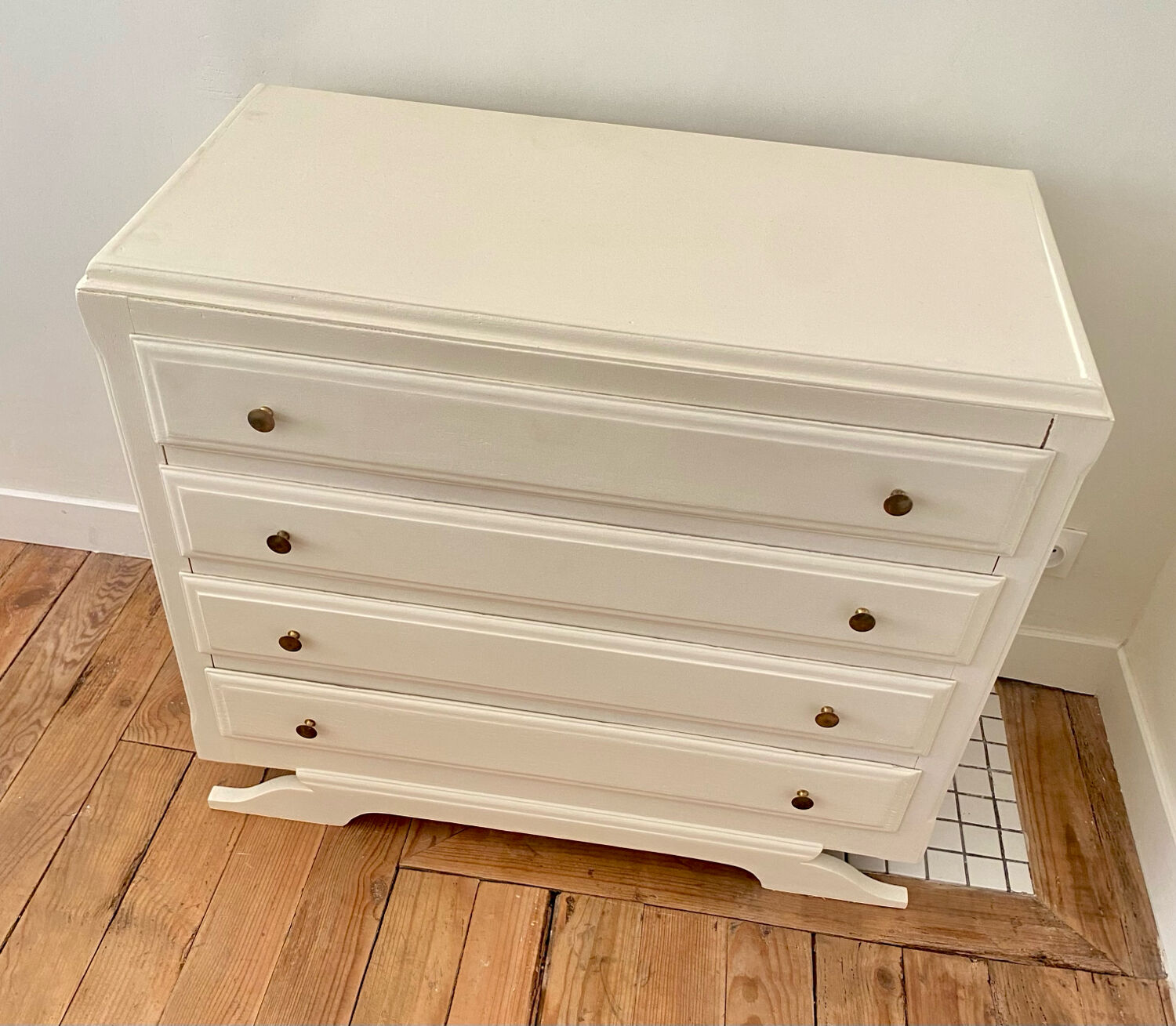 Vintage commode with moustache legs