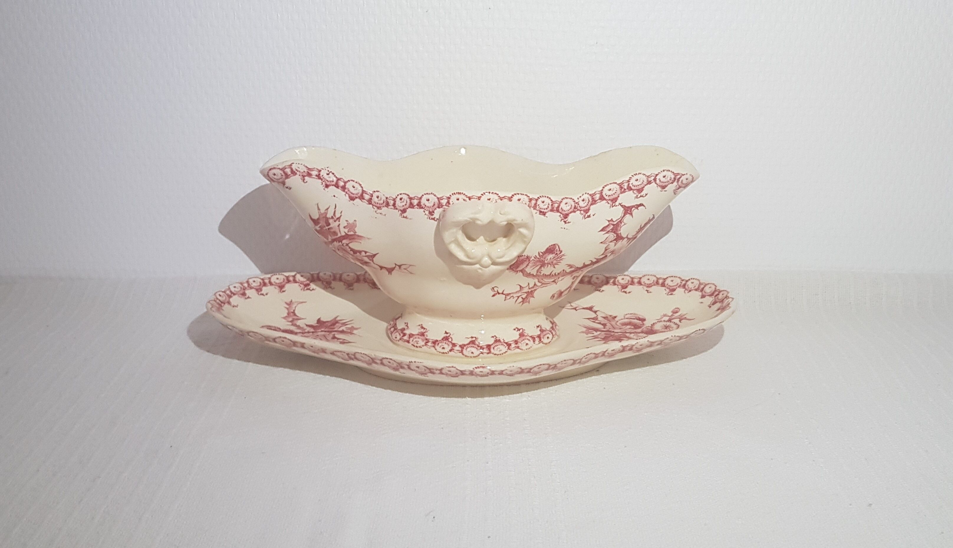 Saucière in opaque porcelain of Gien model thistles, iron earth.