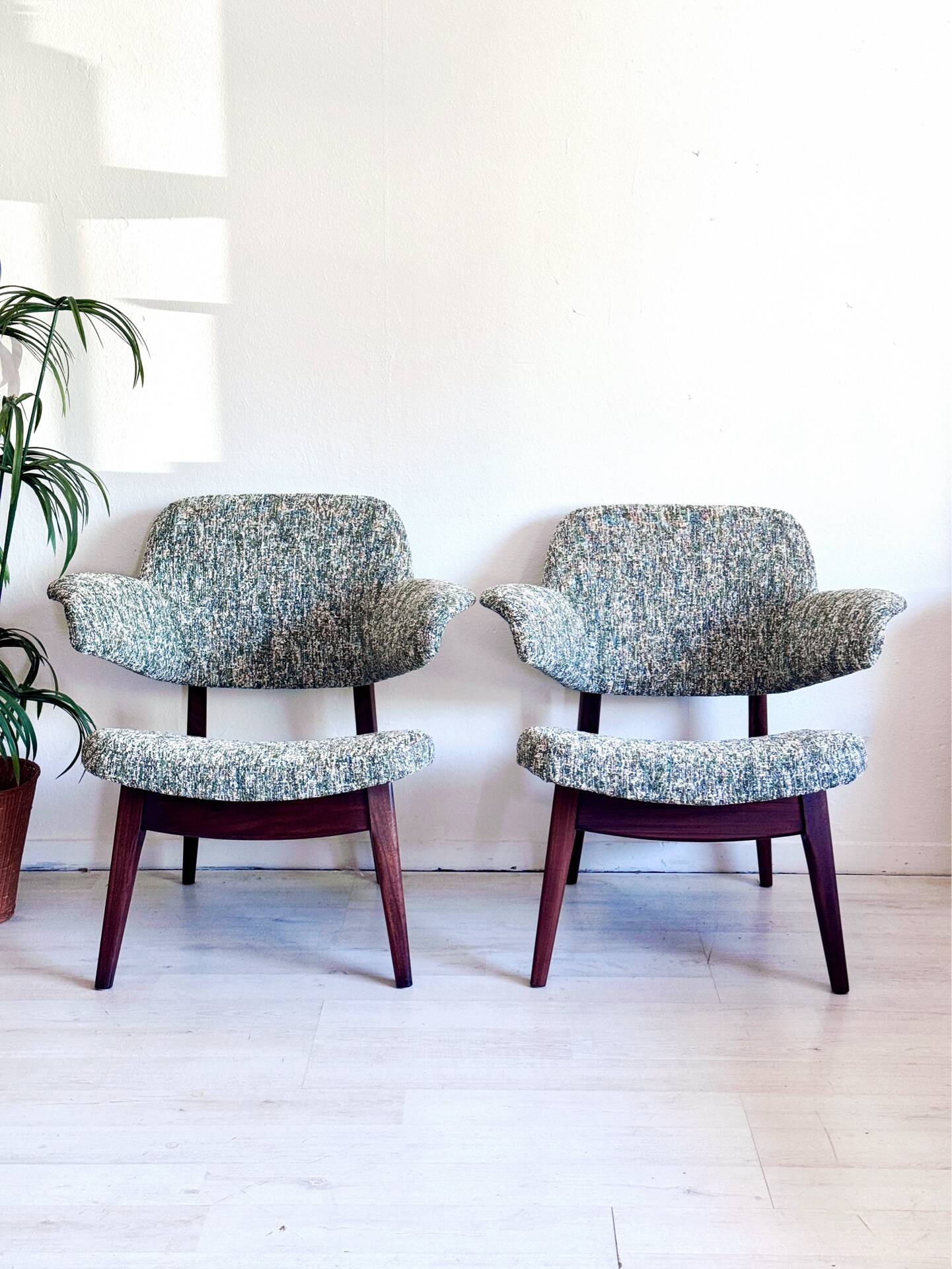 Ensemble de deux chaises Penguin Louis van Teeffelen des années 1960.