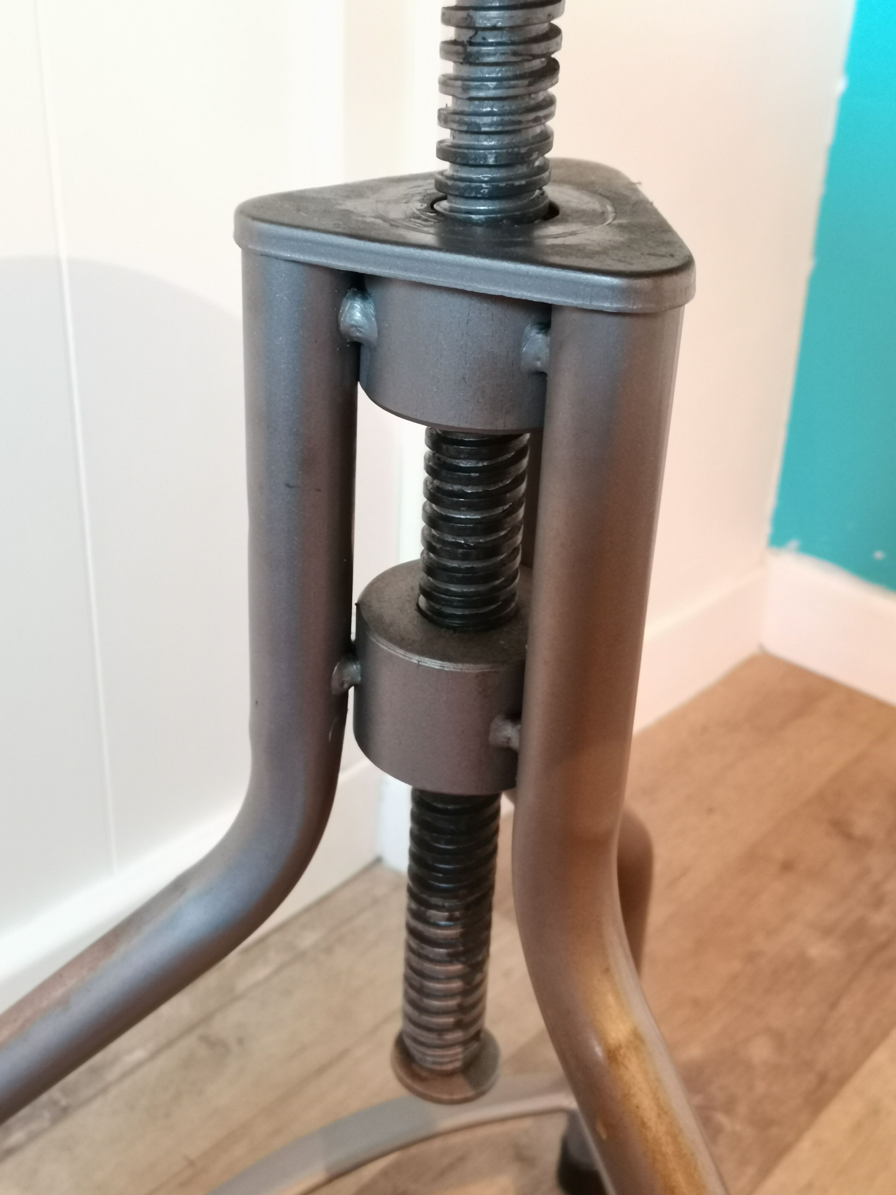 Tabouret industriel à vis