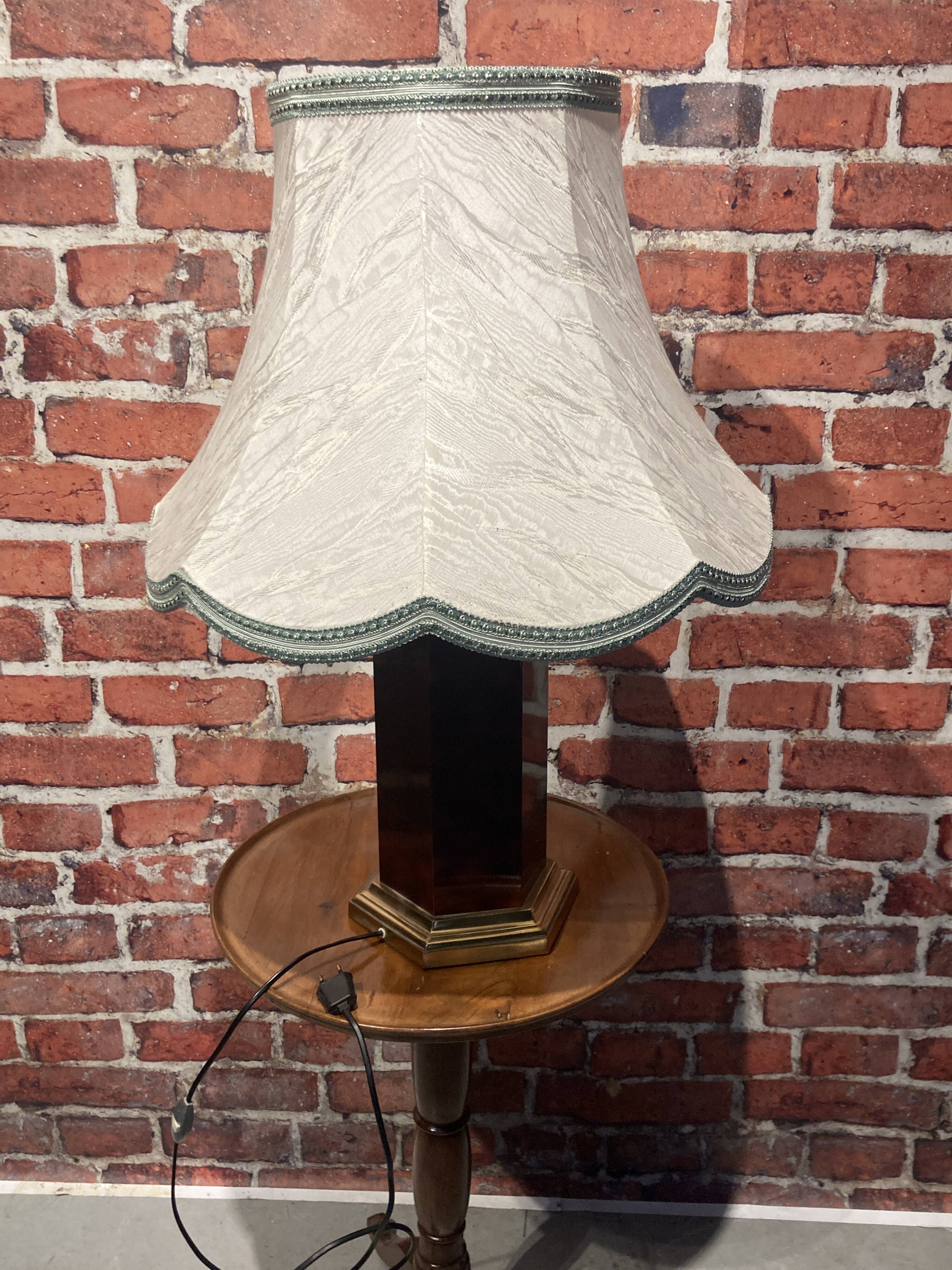 Chic table lamp with lampshade