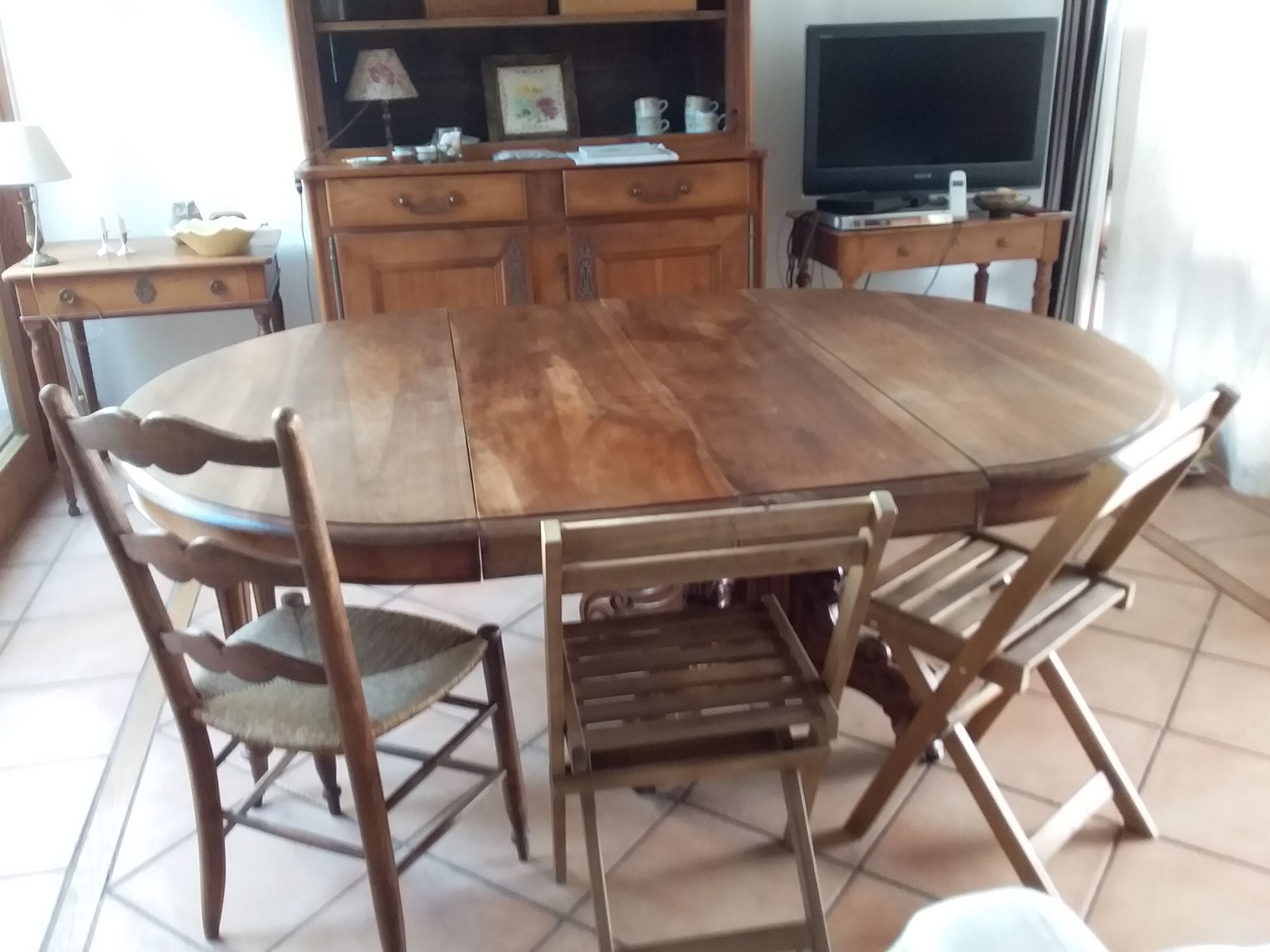 Old table slightly oval cherry tree with central foot with 2 extensions