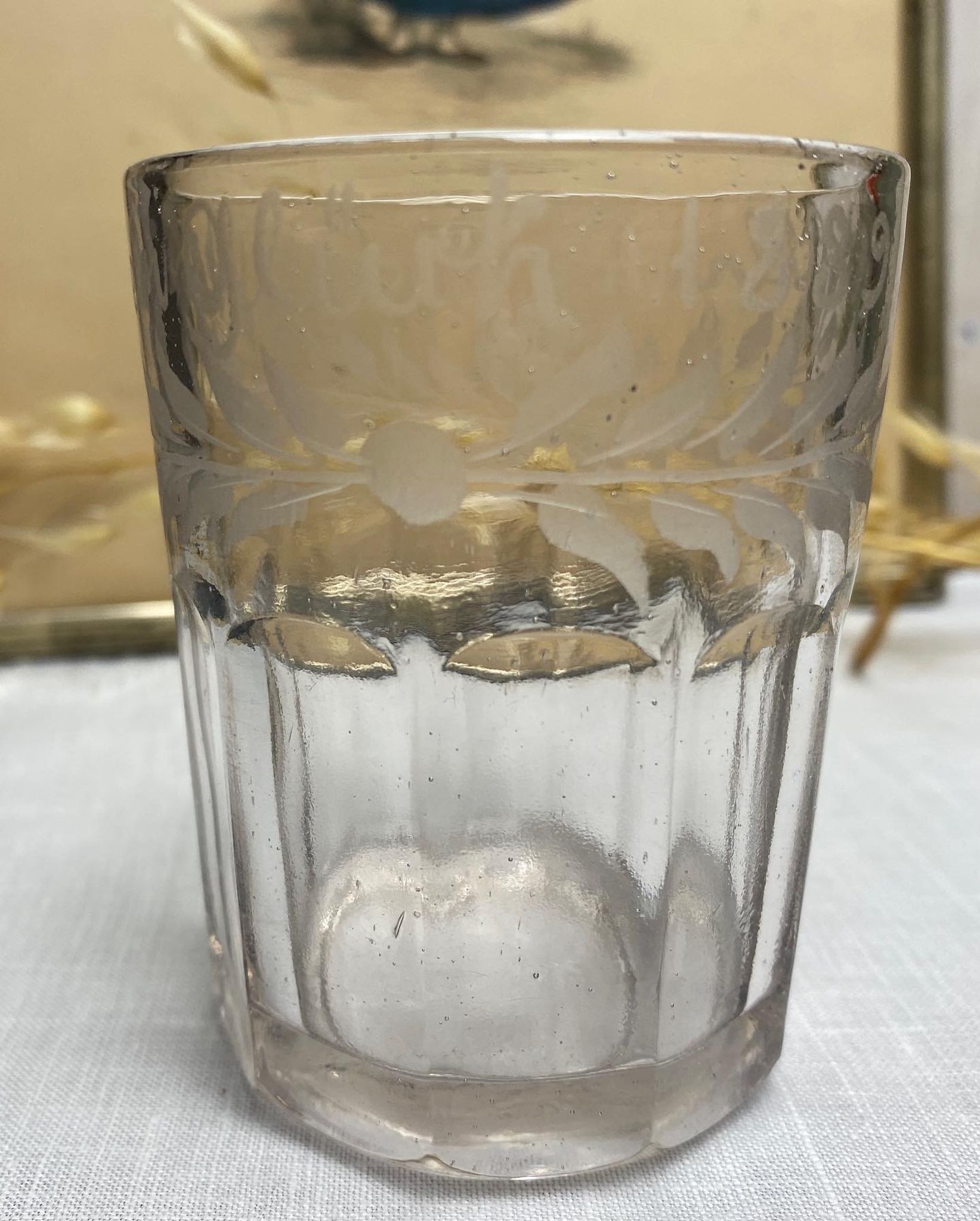 Vase de mariés gravé de 1889 en verre épais