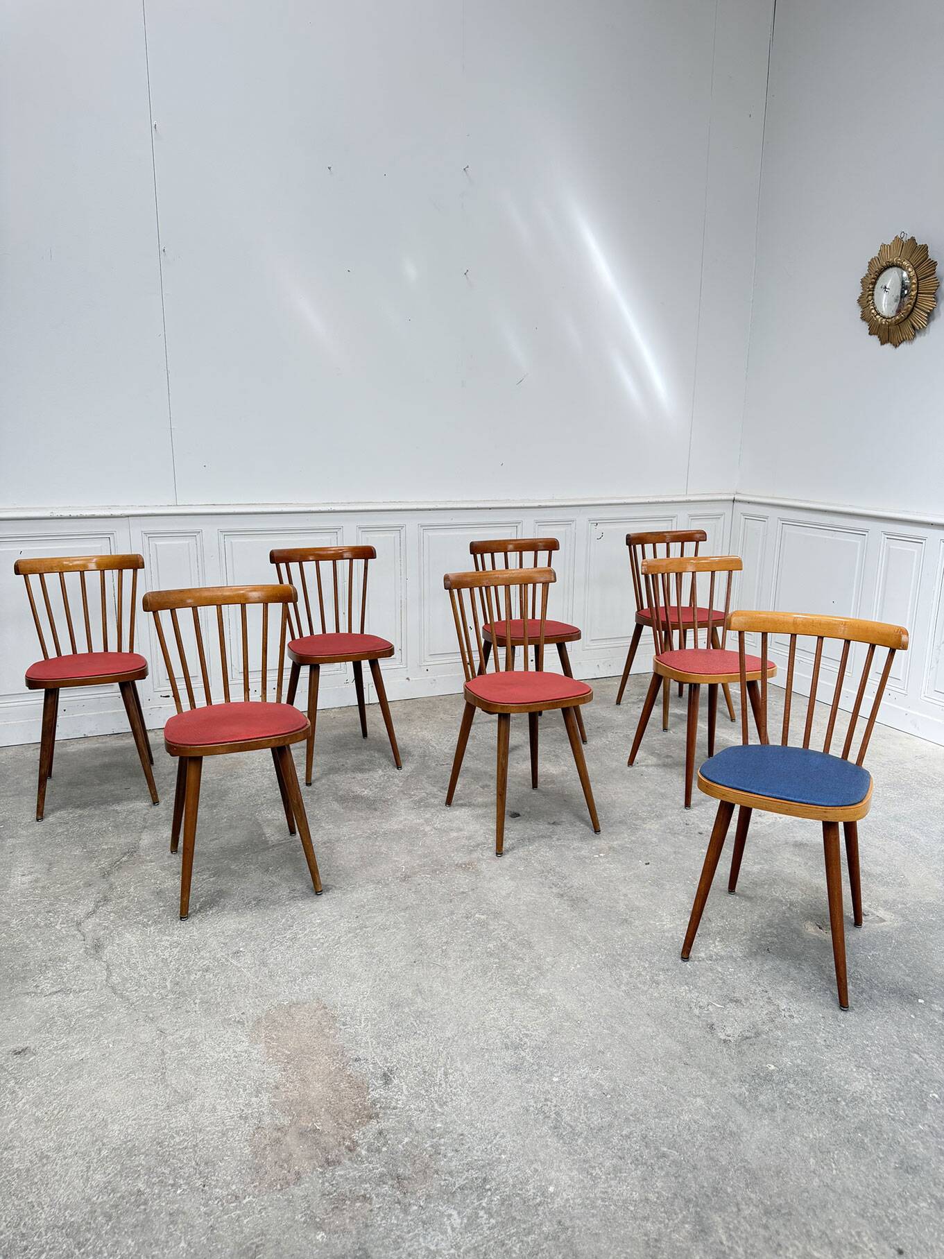 Huit chaises Baumann à assise colorée