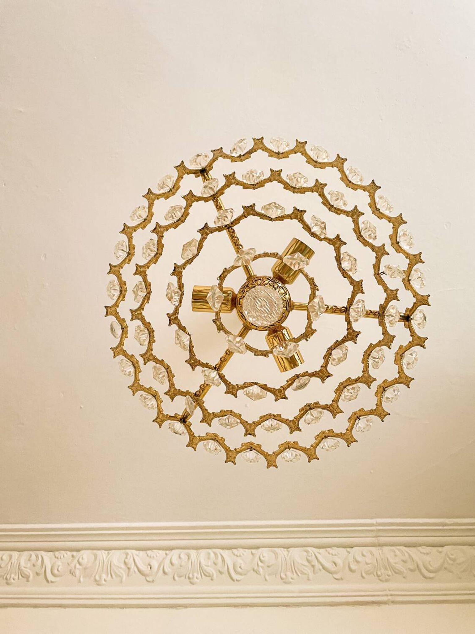 Lustre vintage en laiton doré avec des pampilles en cristal.
