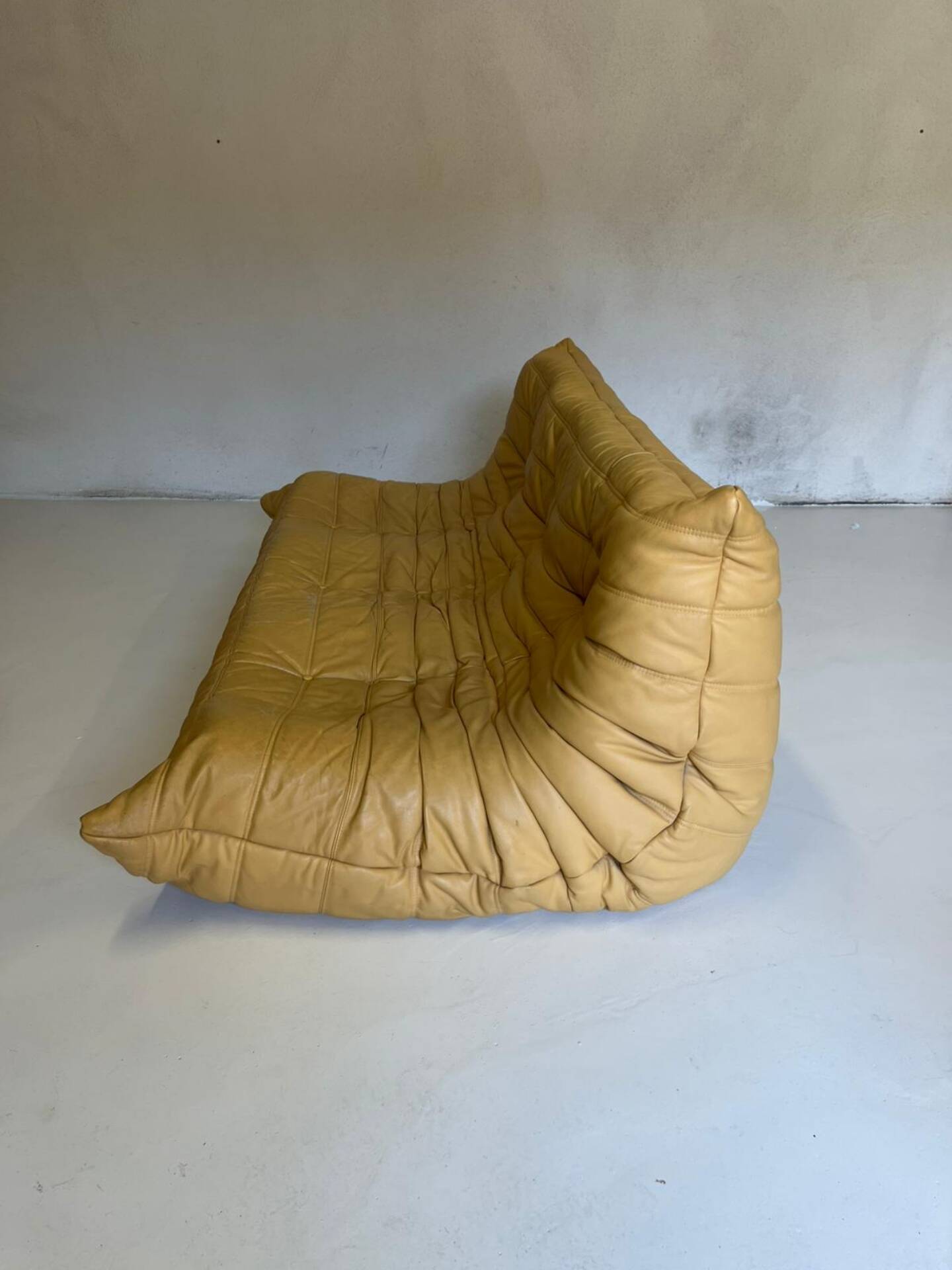 Ligne Roset Togo vintage honey yellow leather – 3-seater + 2 armchairs