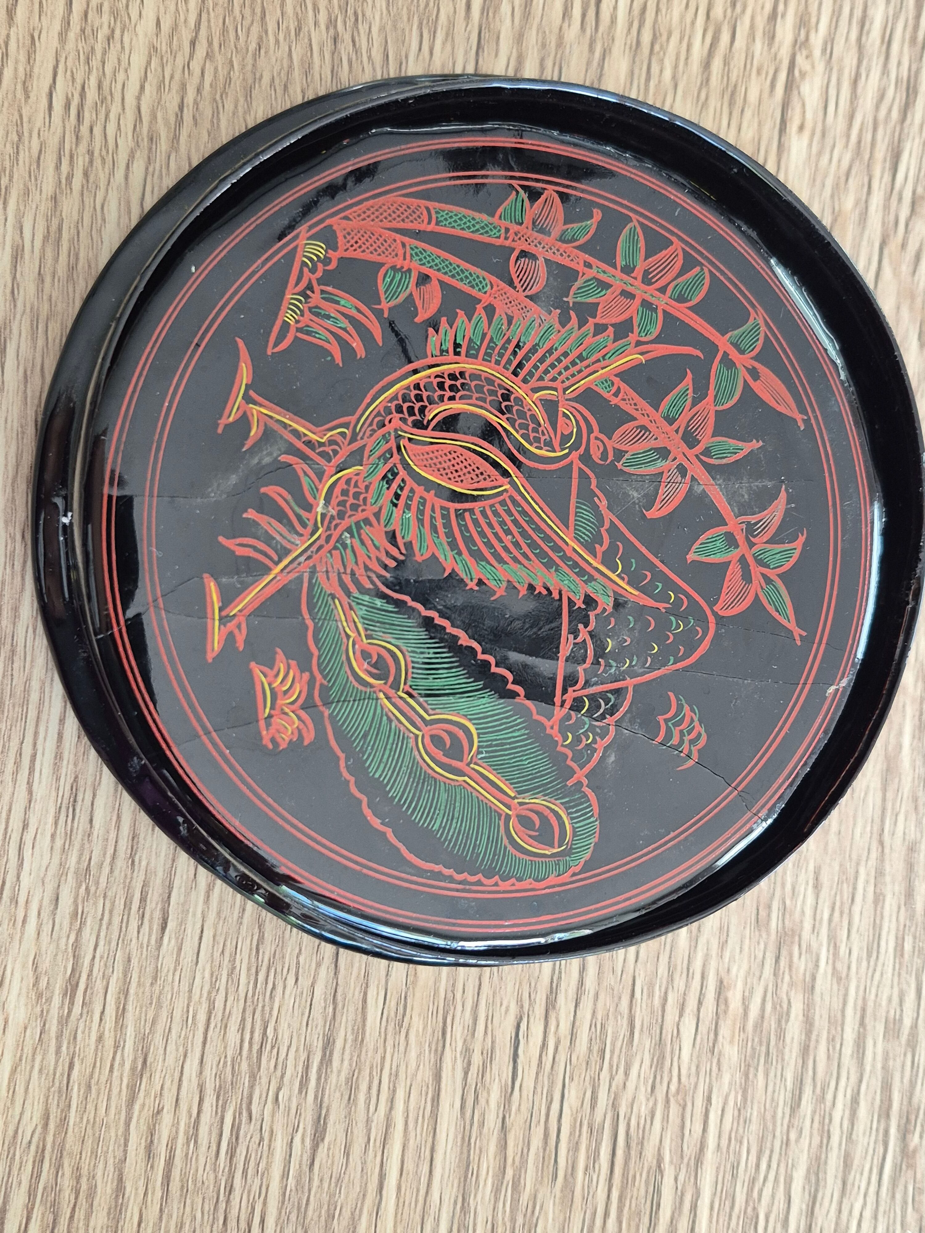 Round box and its 6 lacquered wooden coasters hand-painted.