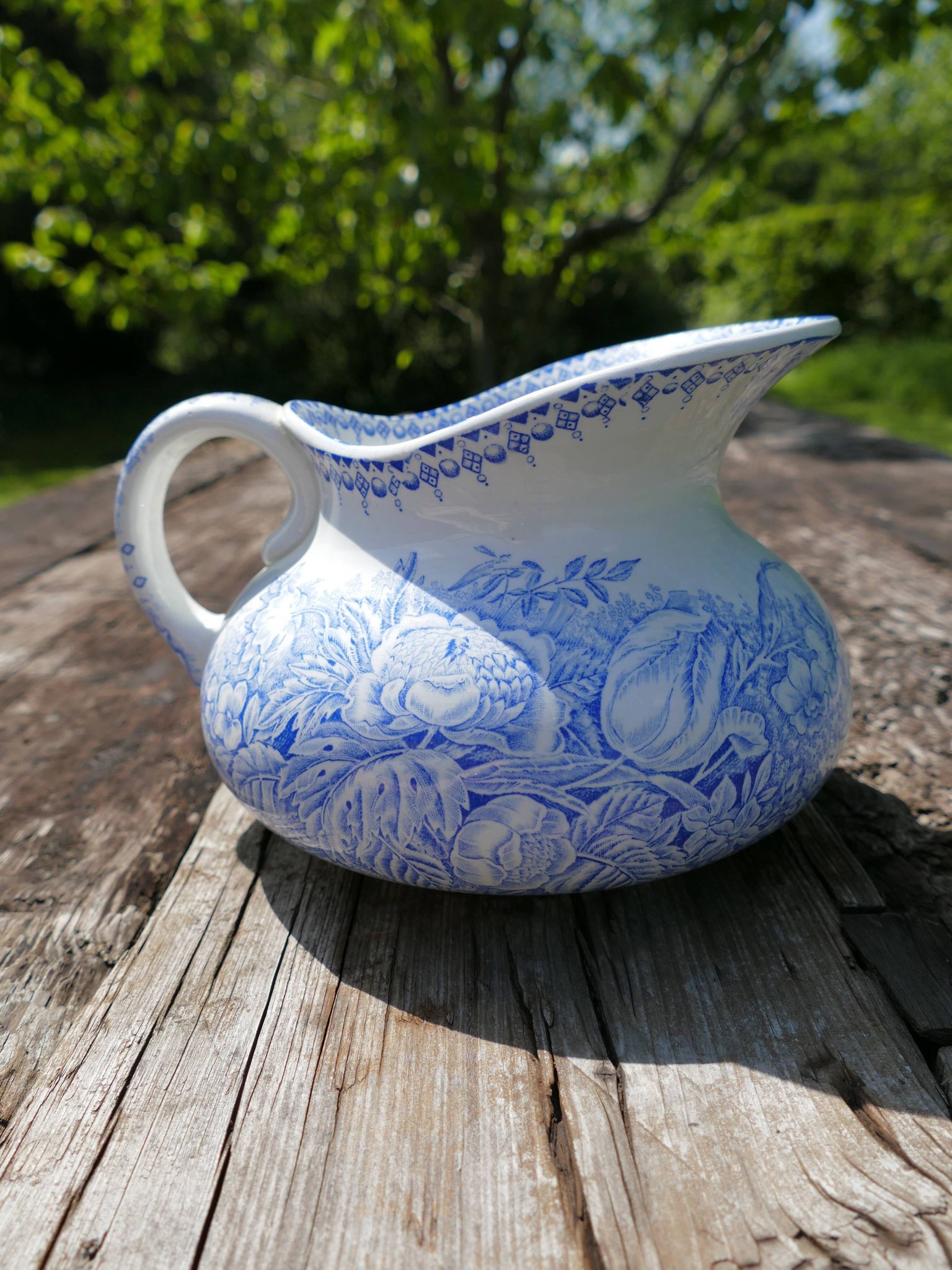 Iron earth pitcher
