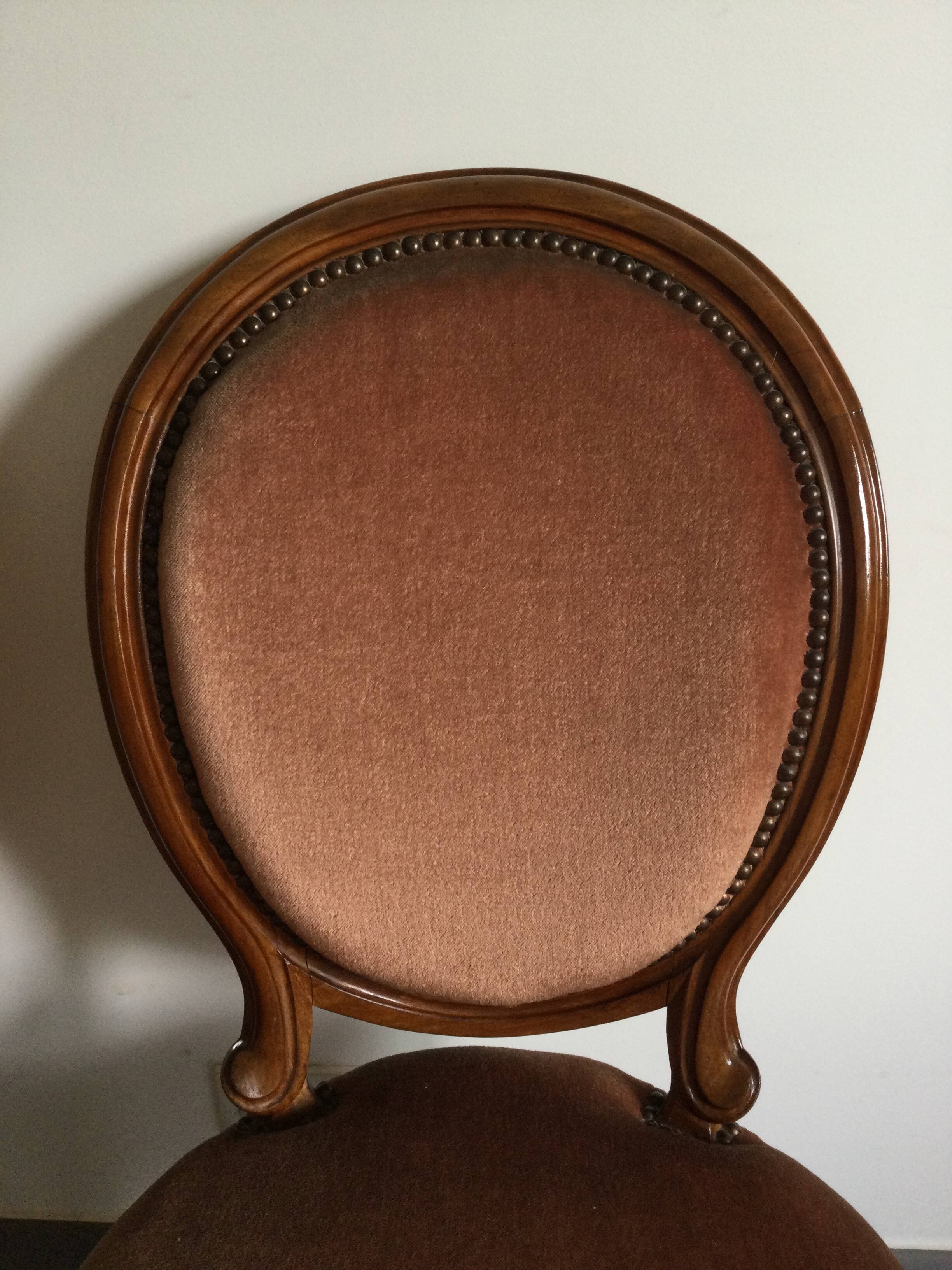 Paire de chaises médaillon style Louis Philippe en velours rose