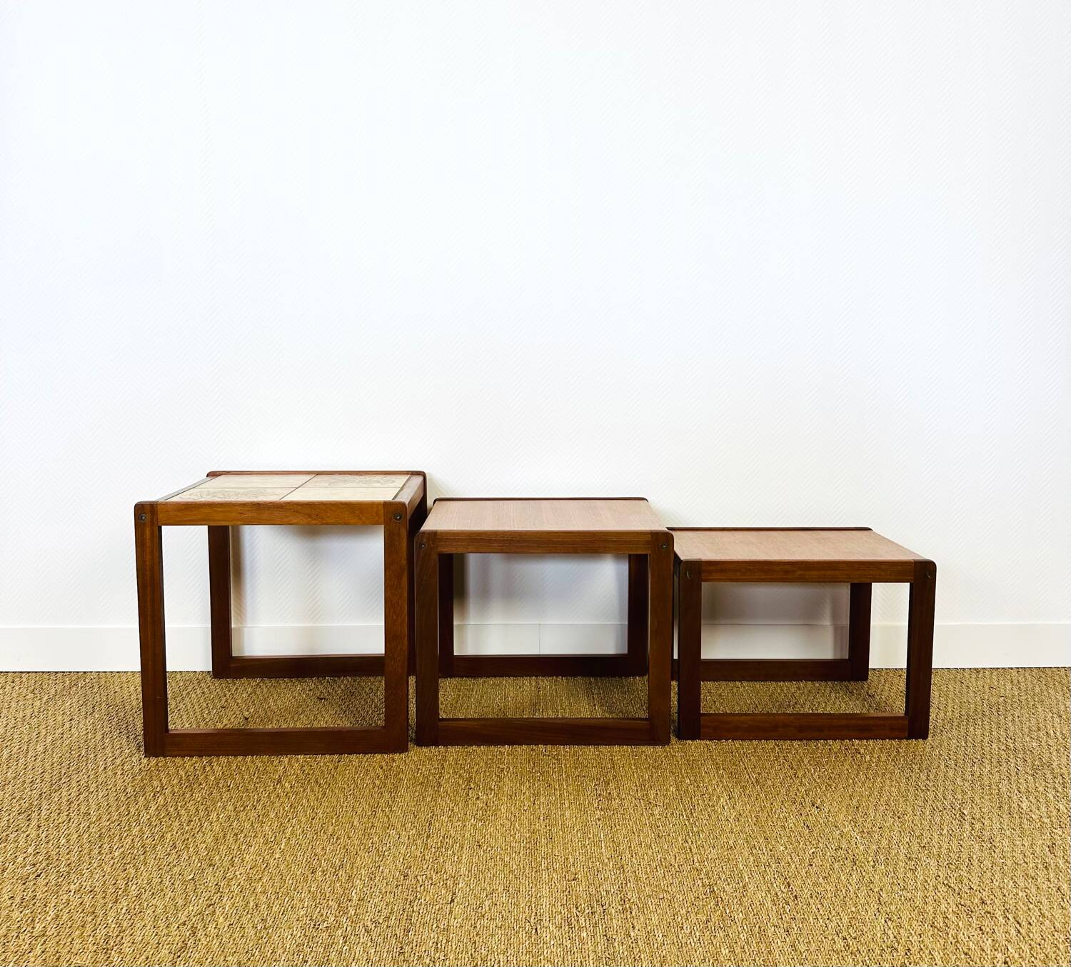 Nest of coffee tables in teak and ceramic