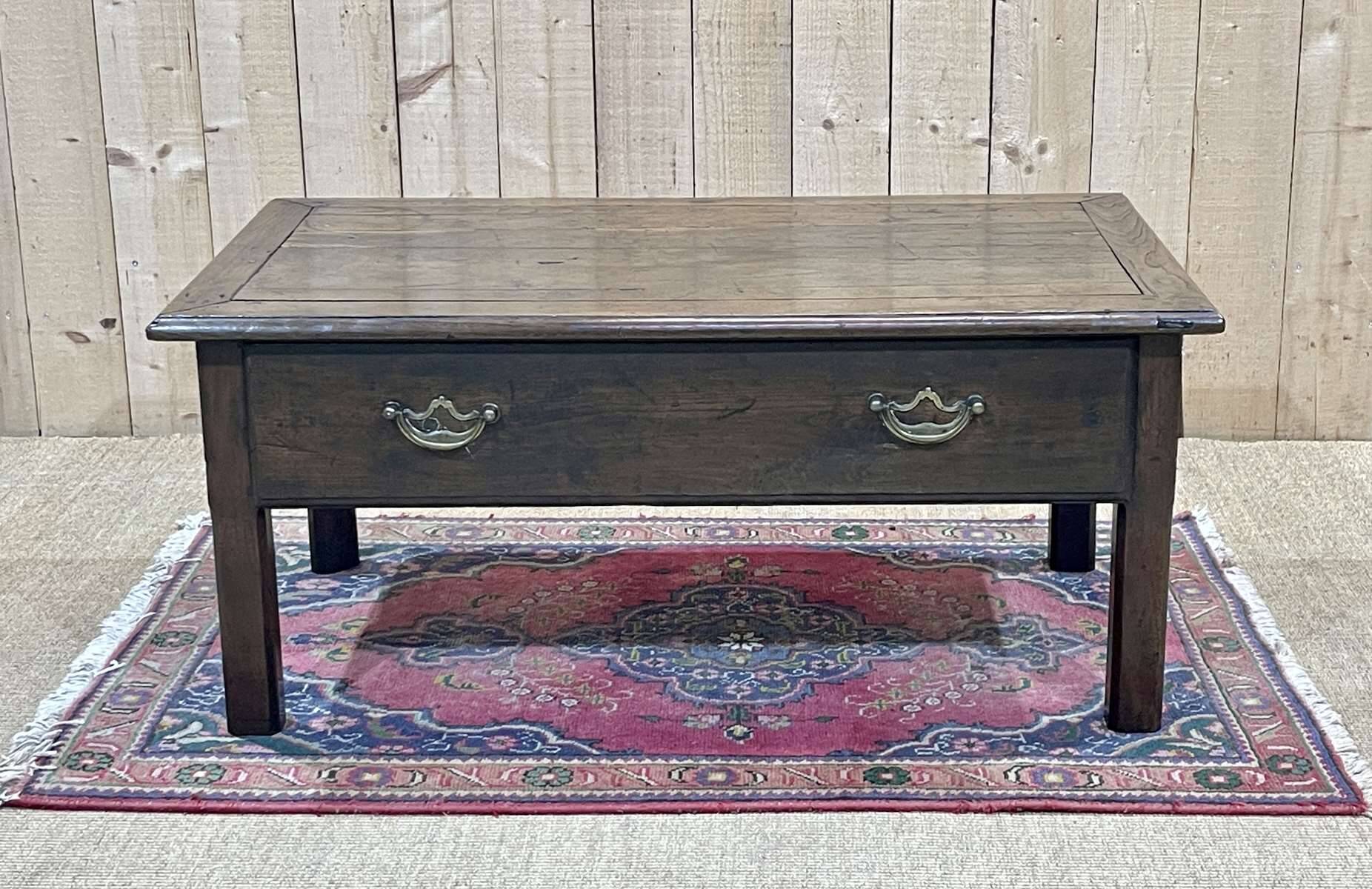 Table basse en chêne du 19ème avec un grand tiroir