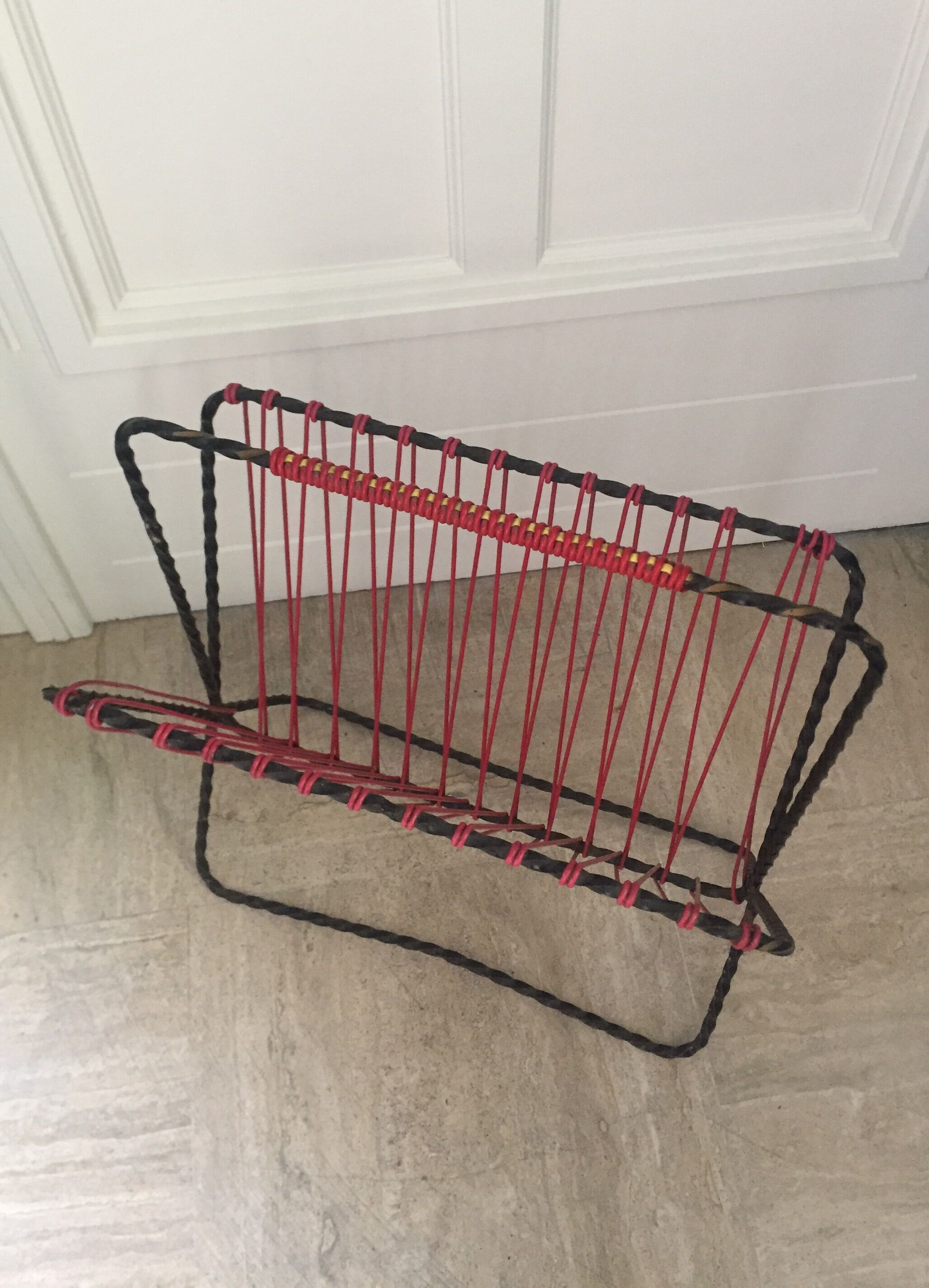 Porte-revues vintage des années 50 en fil scoubidou et métal