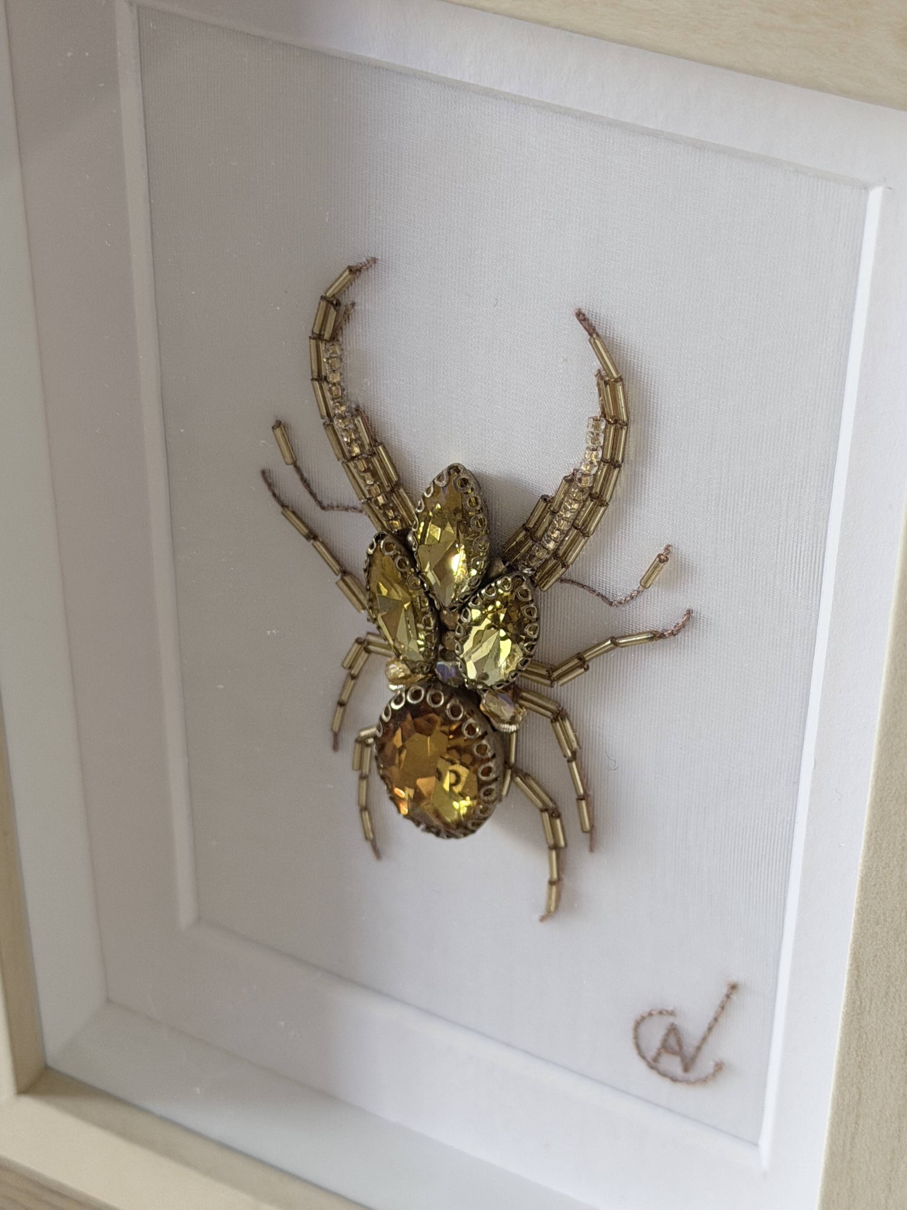 Tableau insecte brodé à la main (pièce unique)