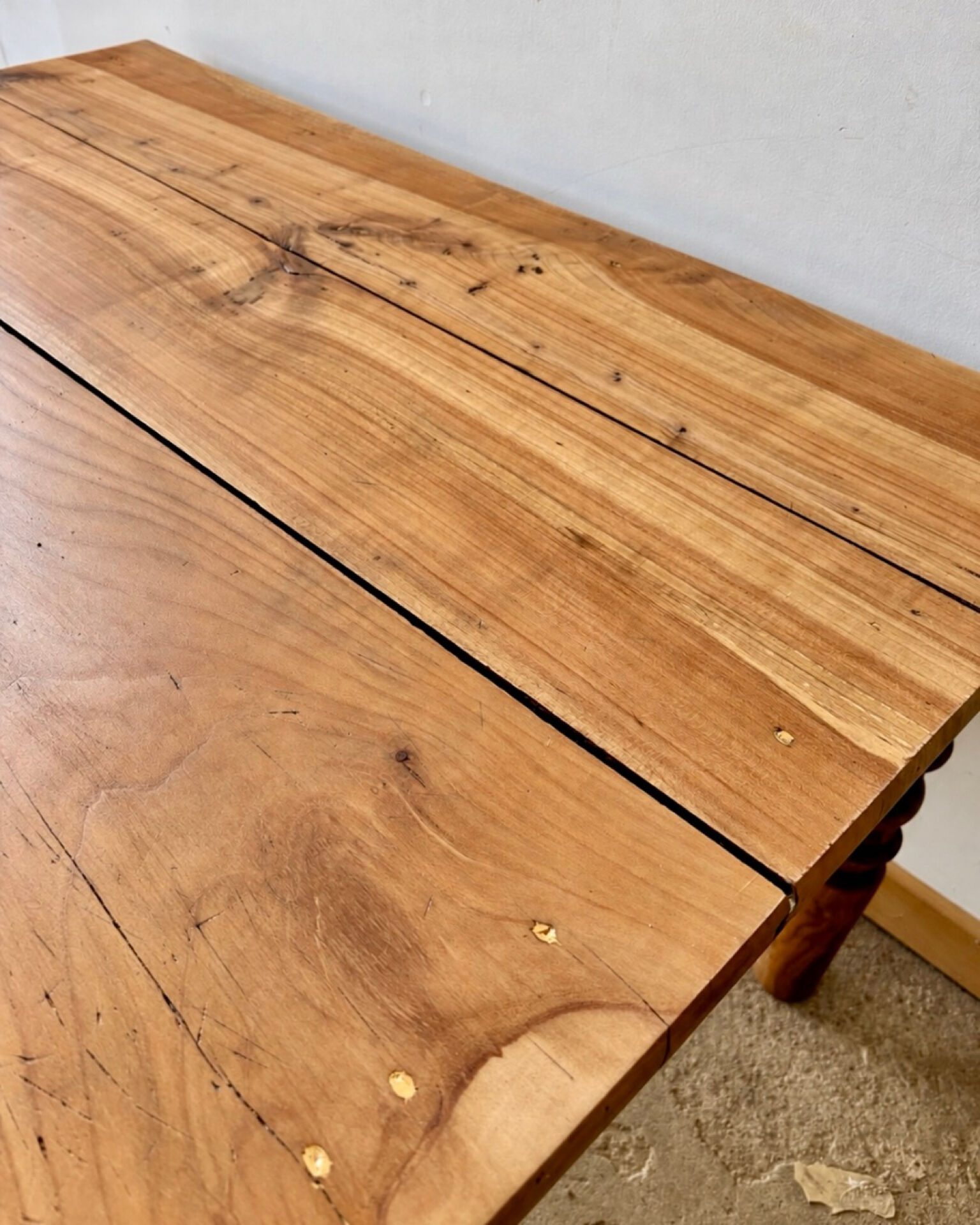 Antique coffee table in solid elm with turned legs.