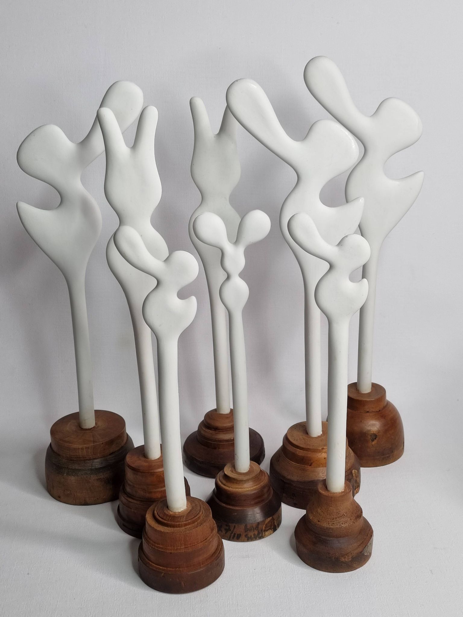 Sculpture d’inspiration biomorphique, sur socle en bois industriel, 37 cm