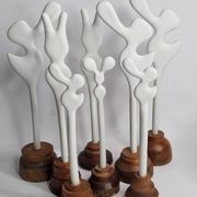 Sculpture d’inspiration biomorphique, sur socle en bois industriel, 37 cm
