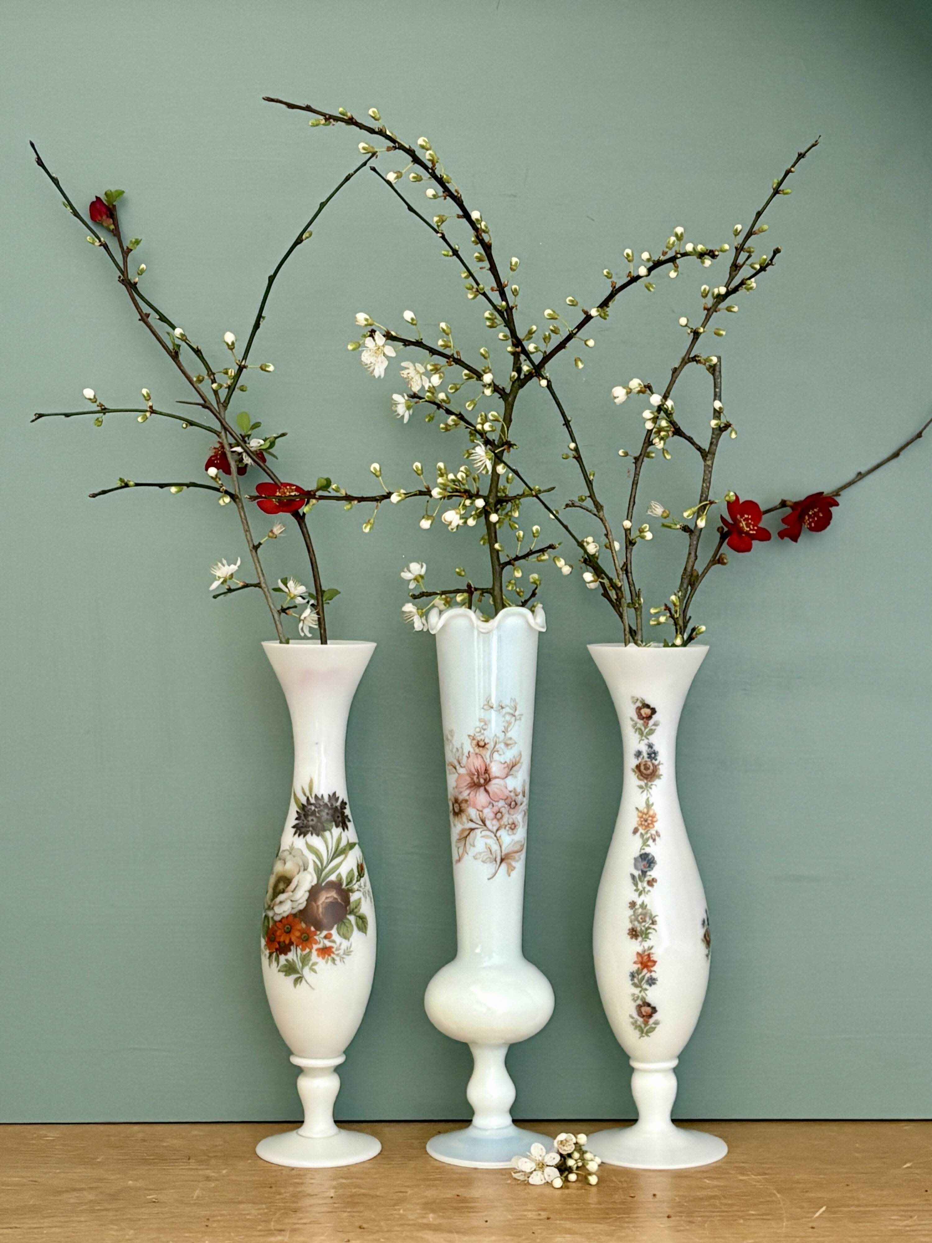 Set of 3 vintage vases/soliflores in white opaline with floral decorations.