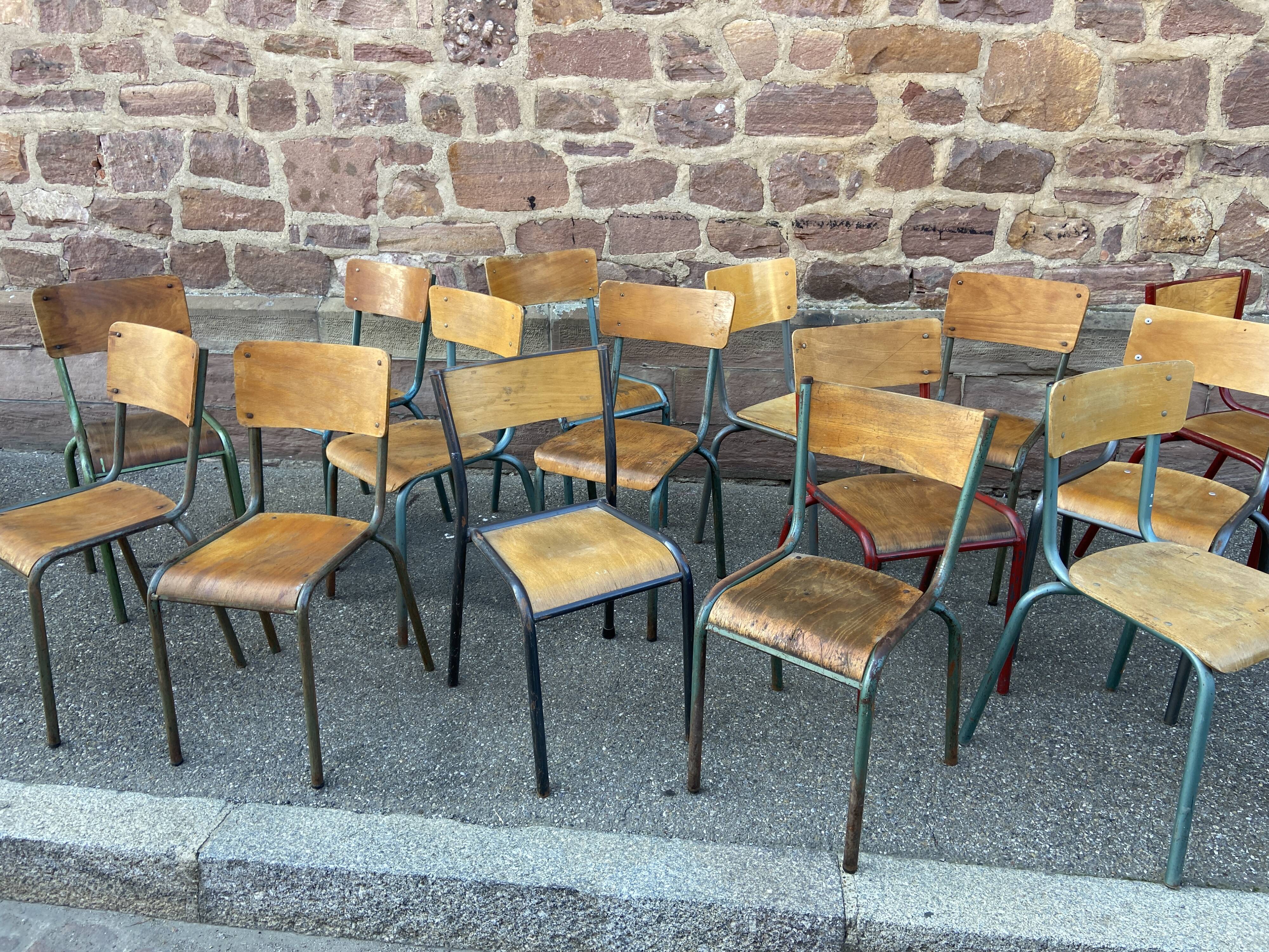 Suite de 15 chaises dépareillées industrielle école vintage