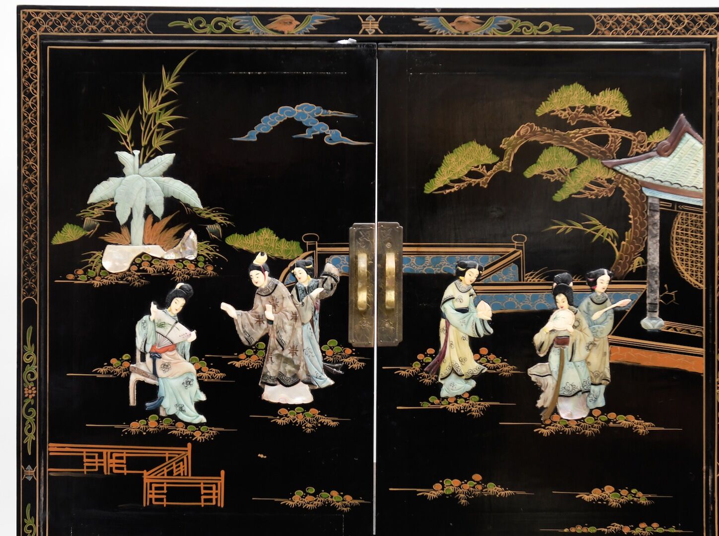 Black lay cabinet with Chinese décor