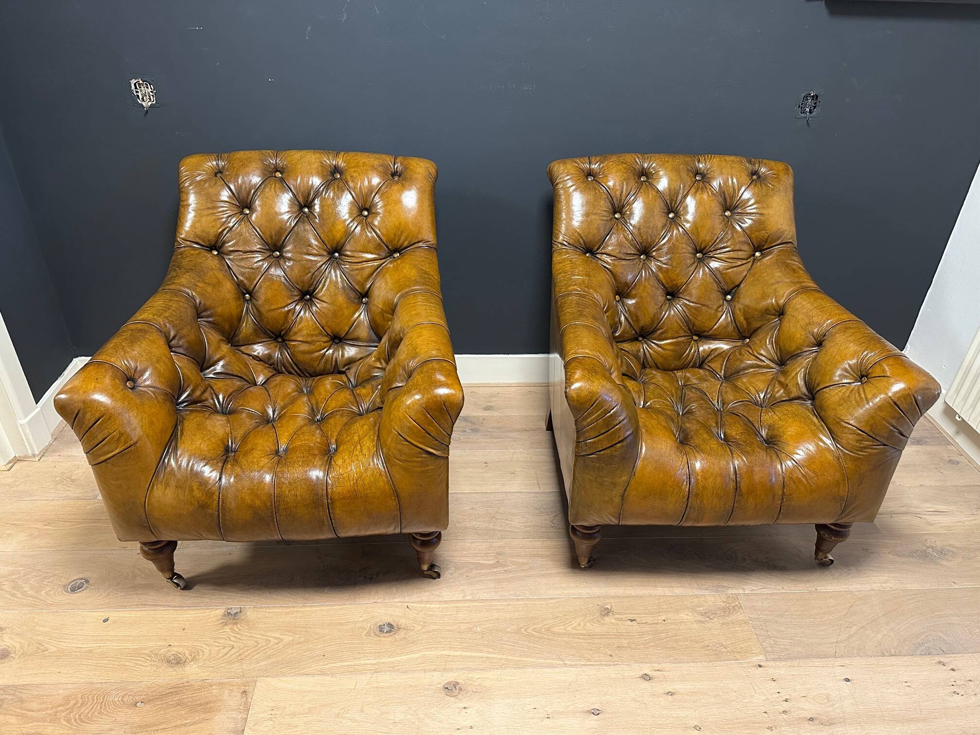 Set of 2 leather club chairs