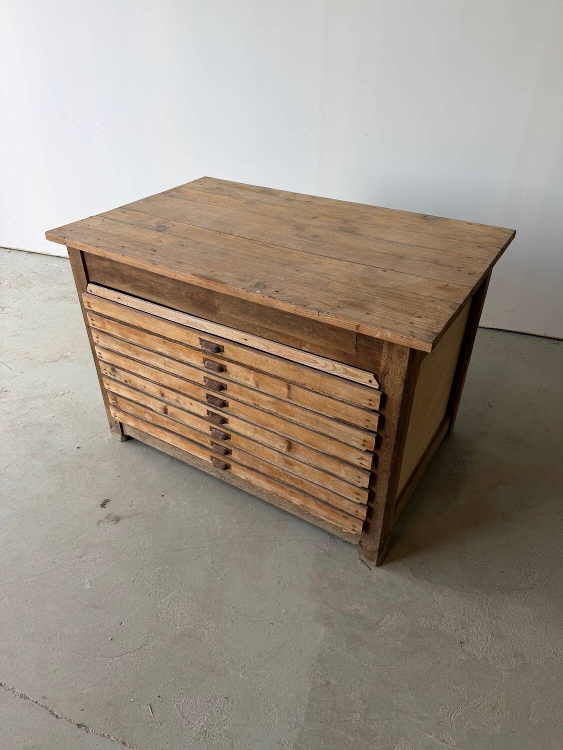 Low workshop cabinet with 8 drawers in solid wood, printing style.