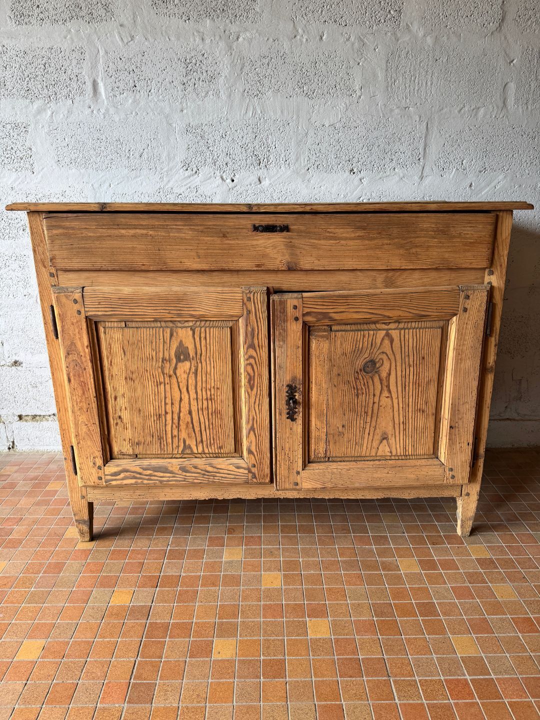 Antique sideboard with 2 doors