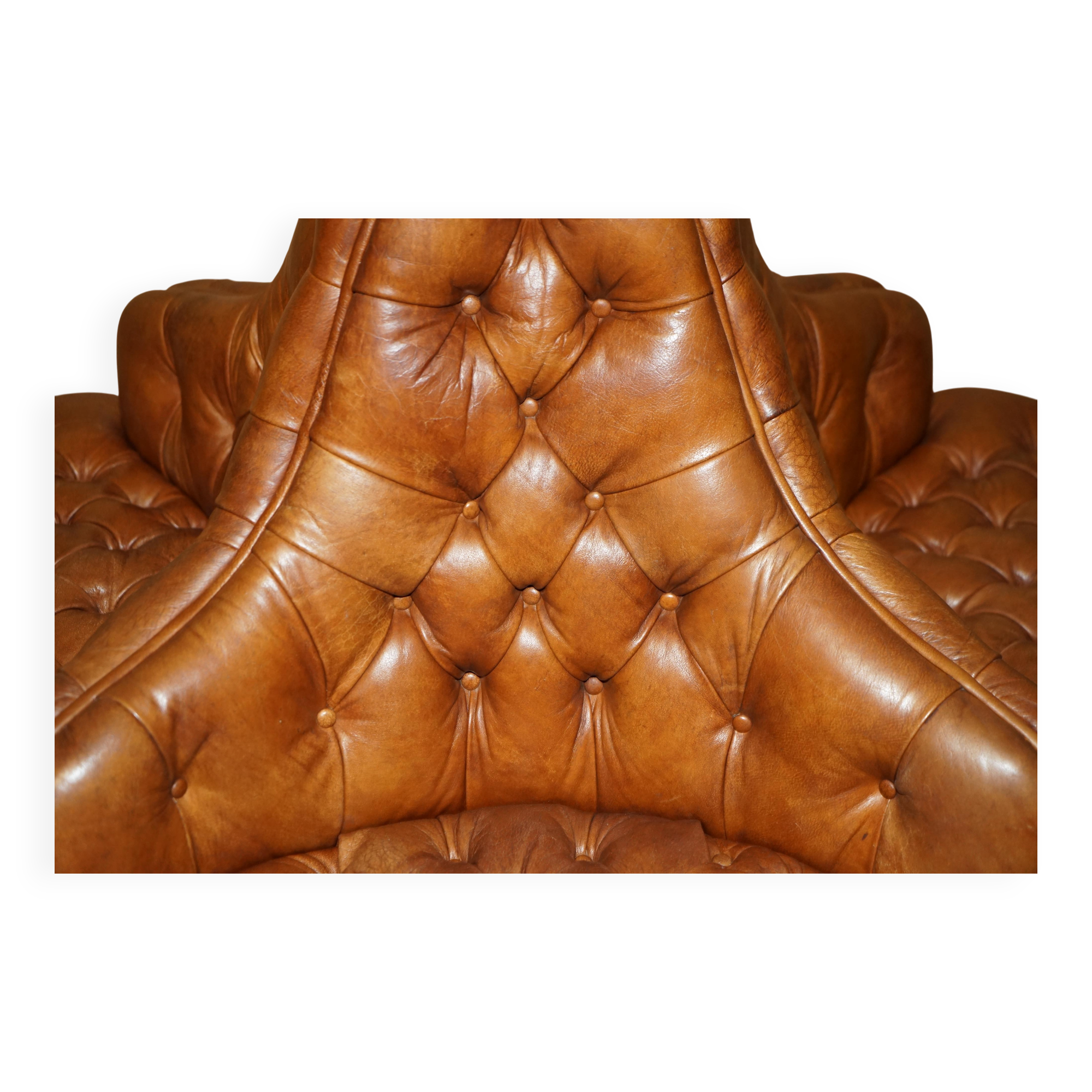 Heritage leather Chesterfield sofa, four-seater, Tête-à-Tête model.