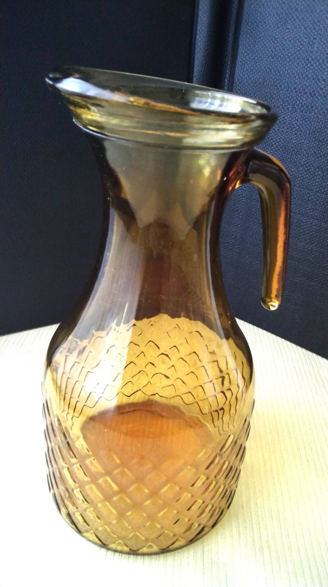 Carafe à eau , pichet vintage en verre ambré