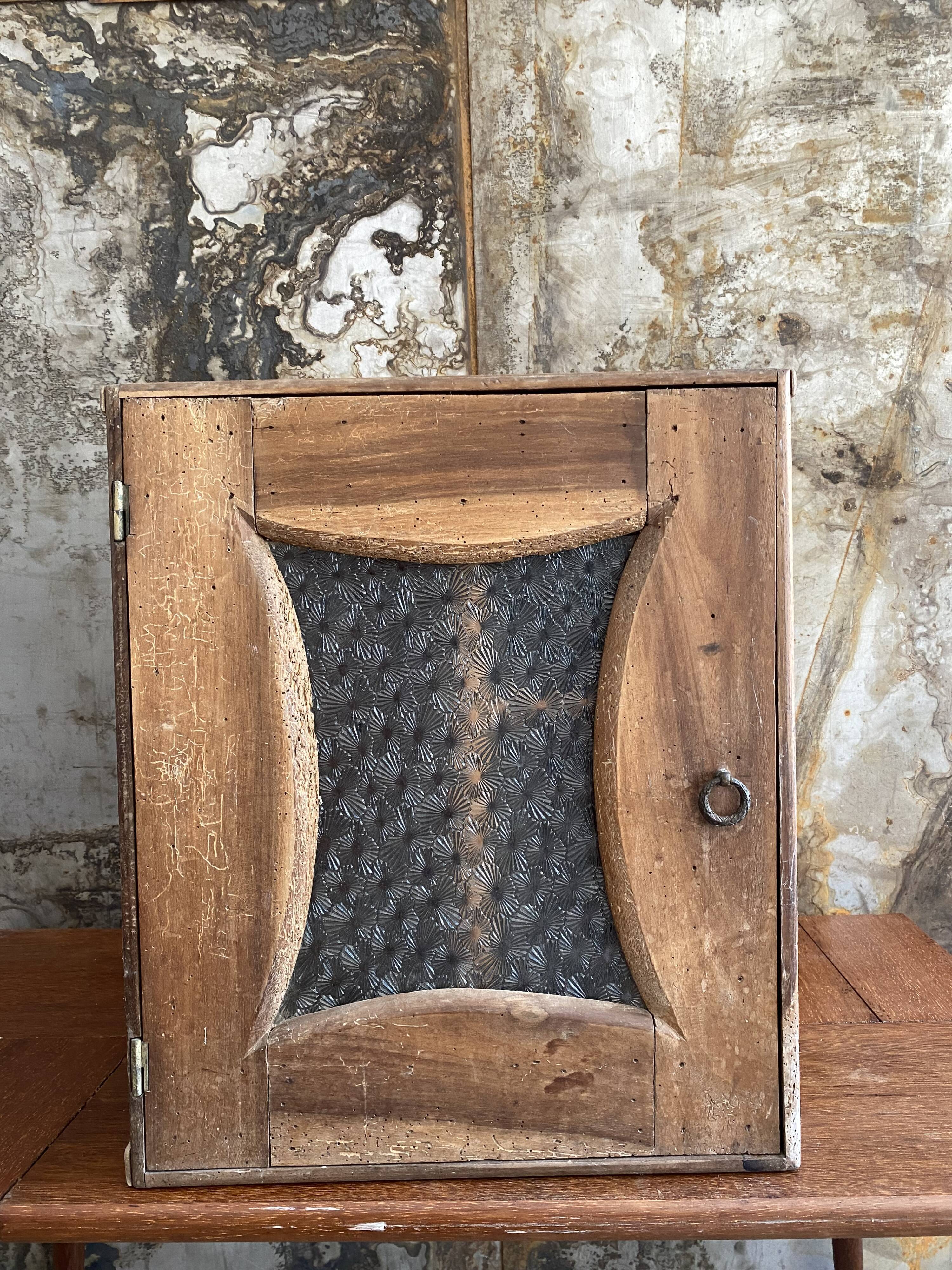 Armoirette murale en bois brut