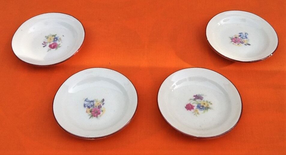 Suite of 4 old plates of dinette Porcelaine foral decoration
