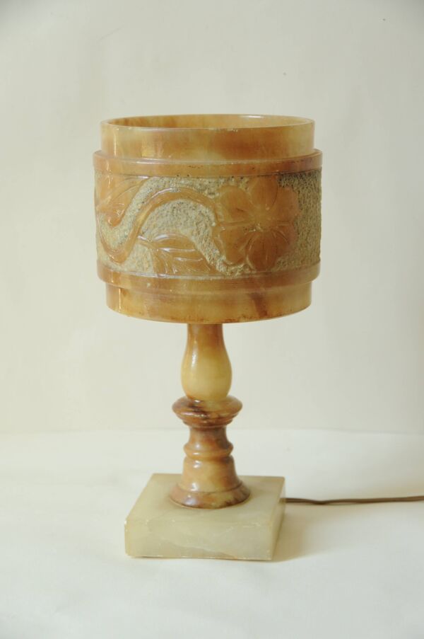 Lampe de table ancienne en albâtre miel avec décor fleurs et feuillages
