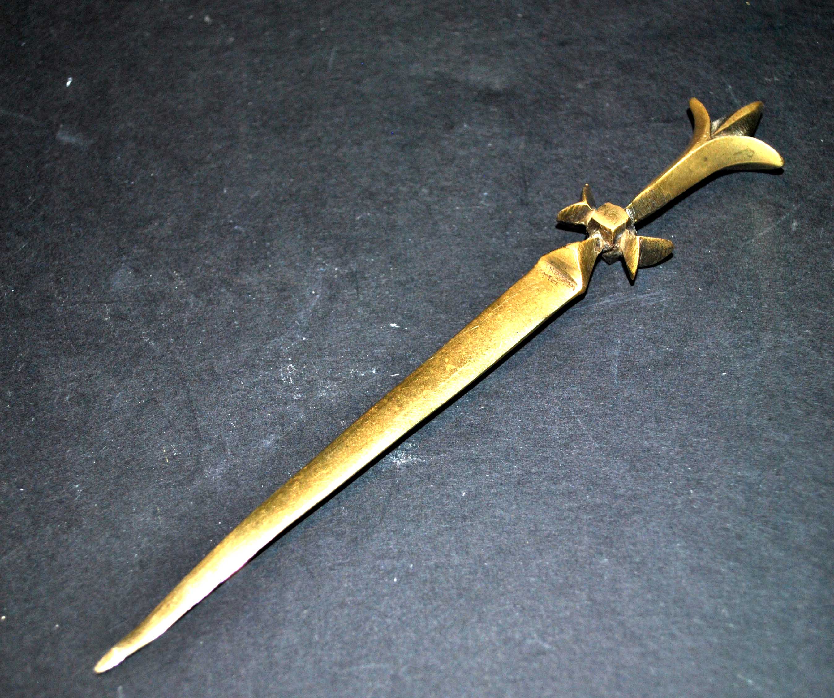 Ouvre-lettre en bronze - coupe-papier Décor croix avec lys Templier?