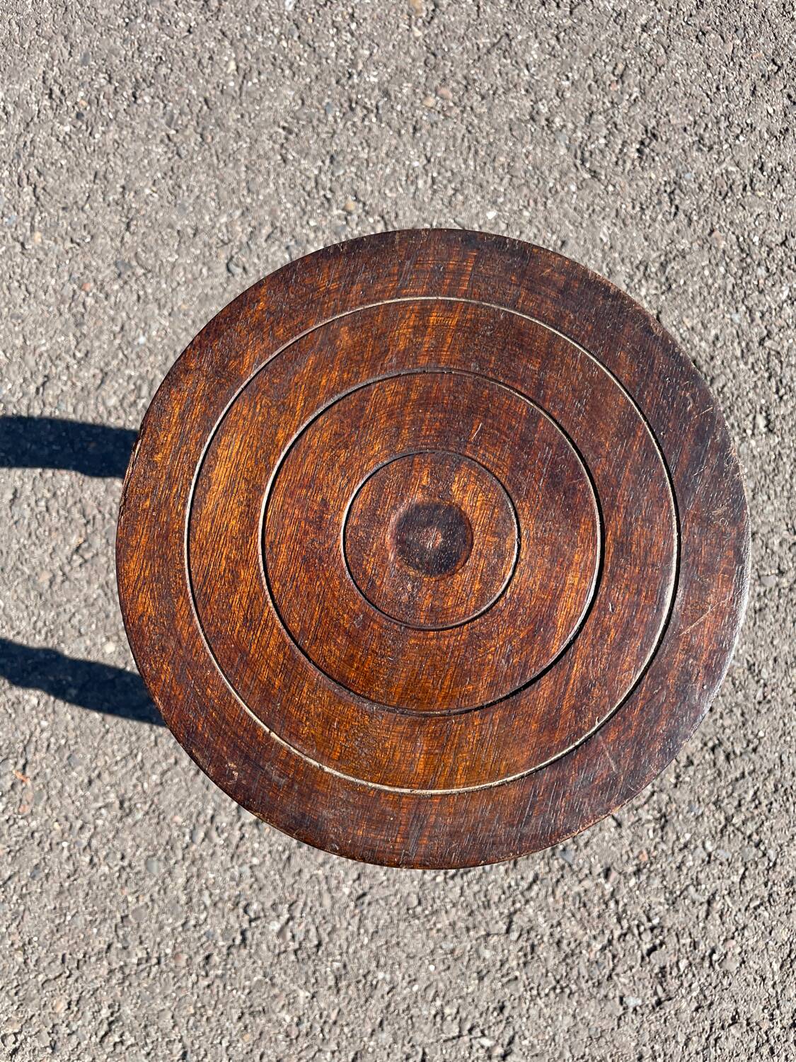Tabouret tripode en bois tourné