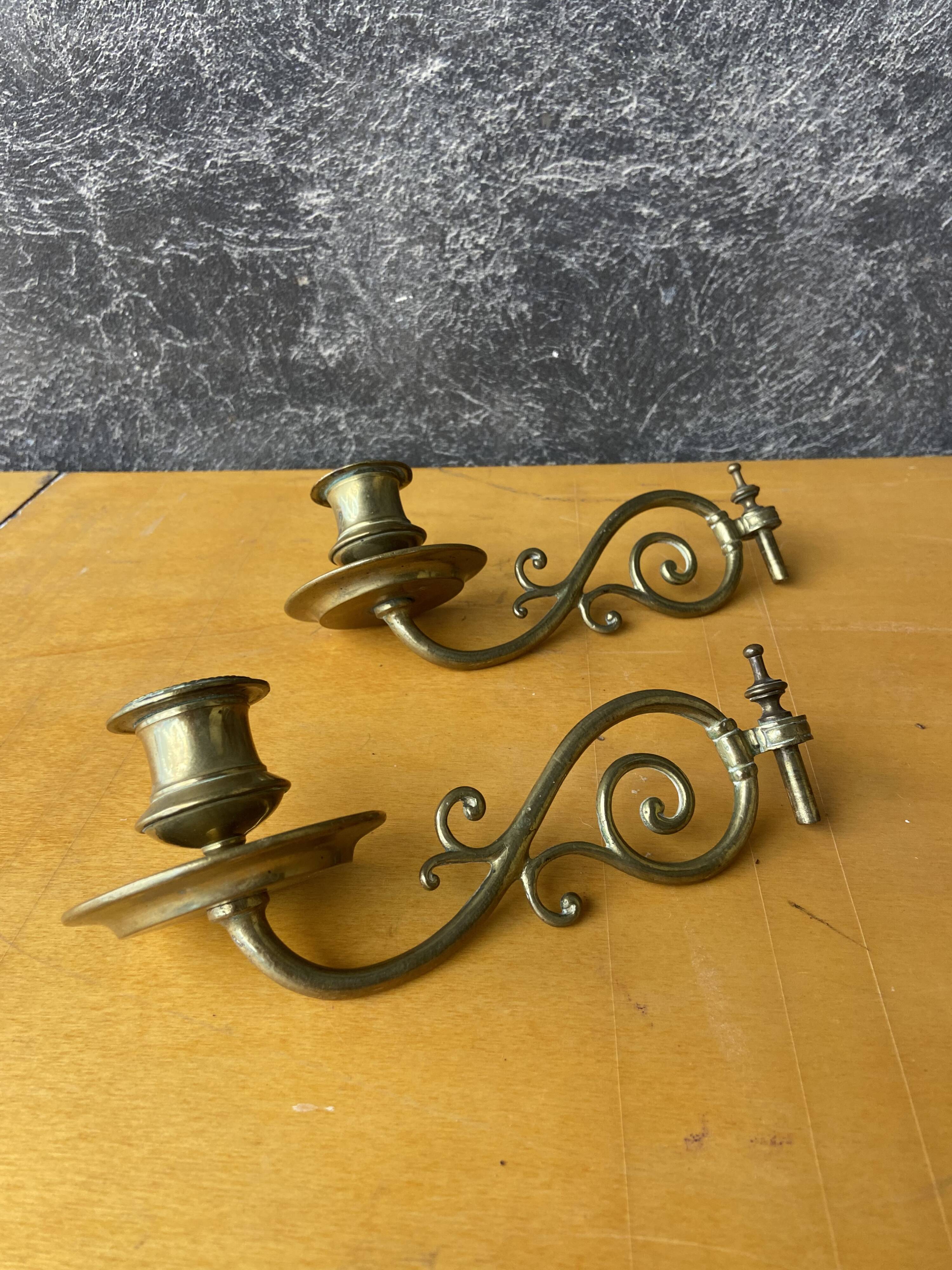 Paire de bougeoirs de piano en bronze et laiton