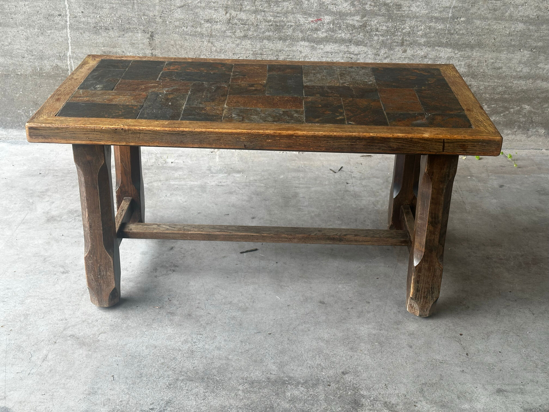 Table basse en chêne et ardoise – années 60-70