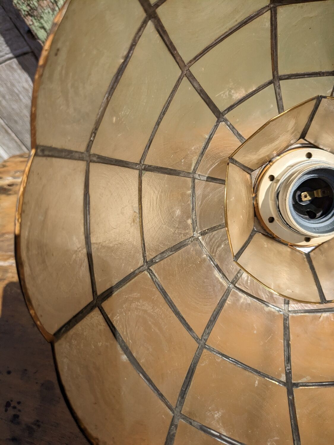 Mother-of-pearl and brass suspension