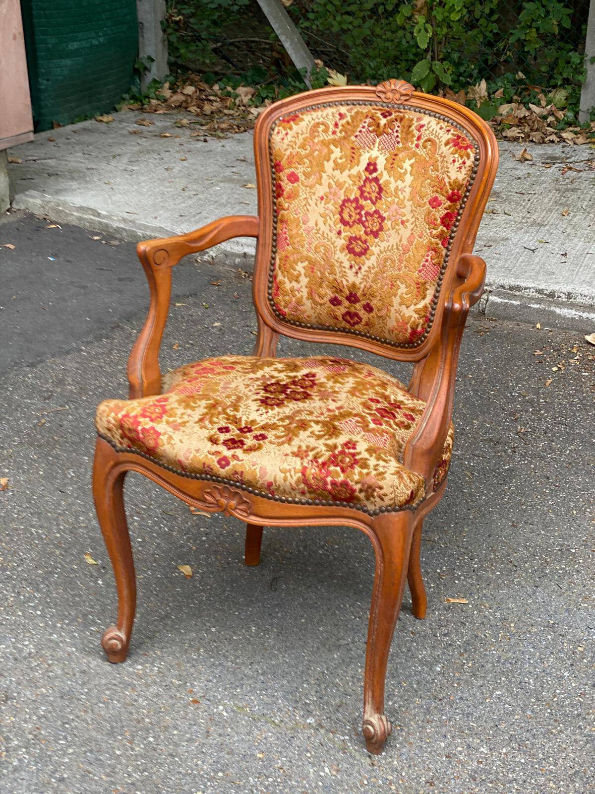 Louis XV armchair in carved solid wood and red and yellow fabric