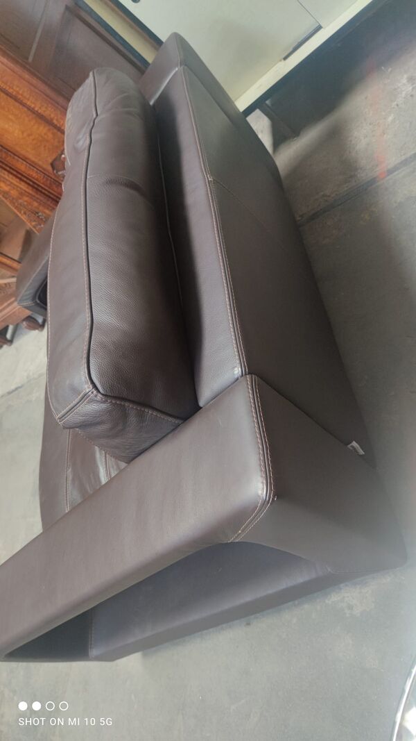 Fauteuil en cuir marron foncé de la maison steiner par le designer pascal daveluy modèle ranelagh